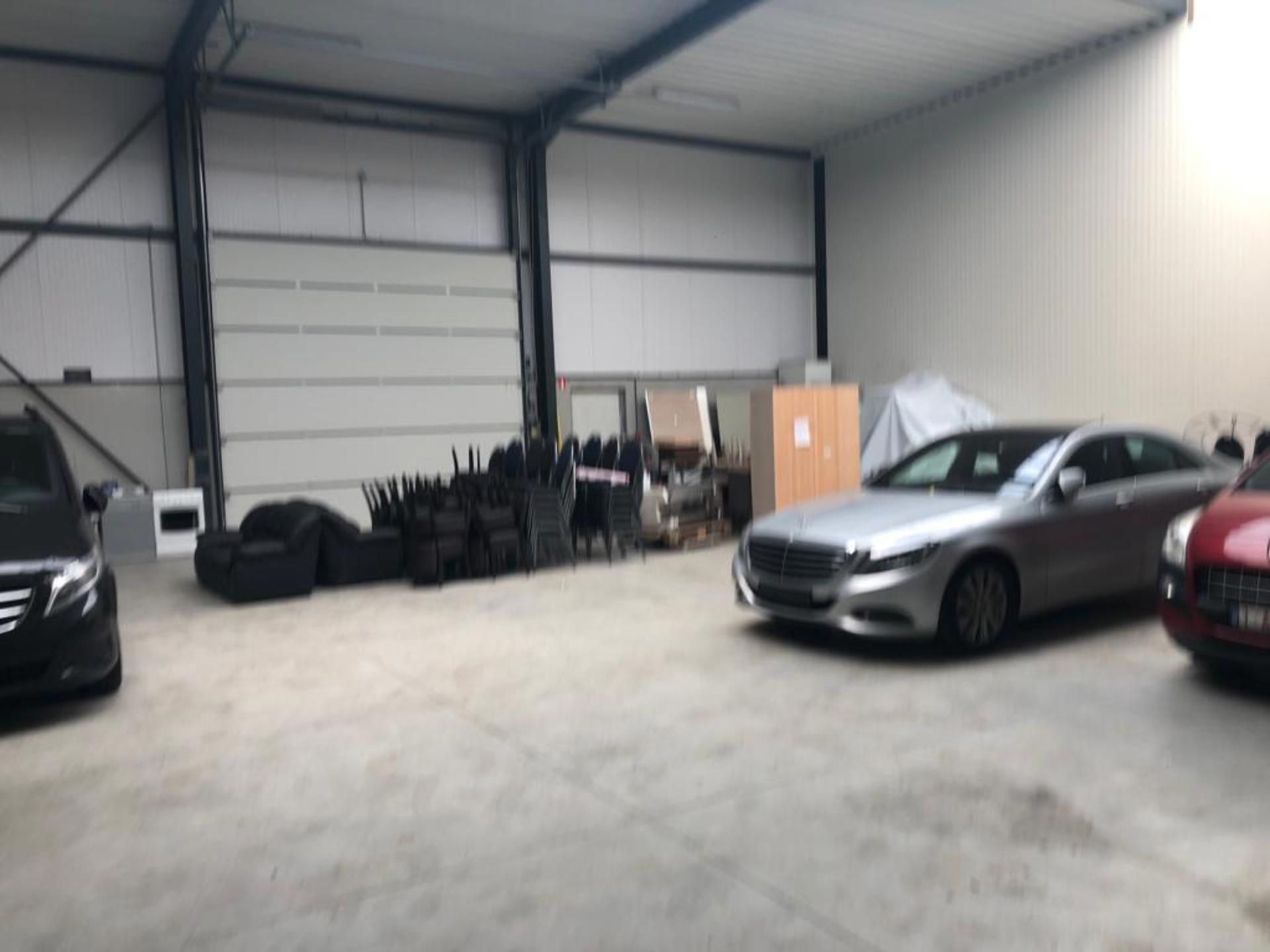 Magazijn van 281m² met kantoor (72m²) en 2 poorten foto 4