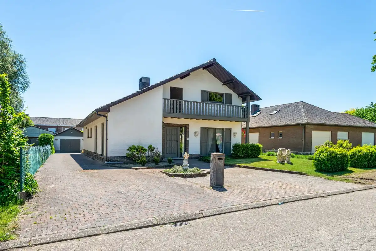 Gelijkvloerswoning met 3 - 4 slaapkamers, garage & prachtig omheinde tuin. foto 3