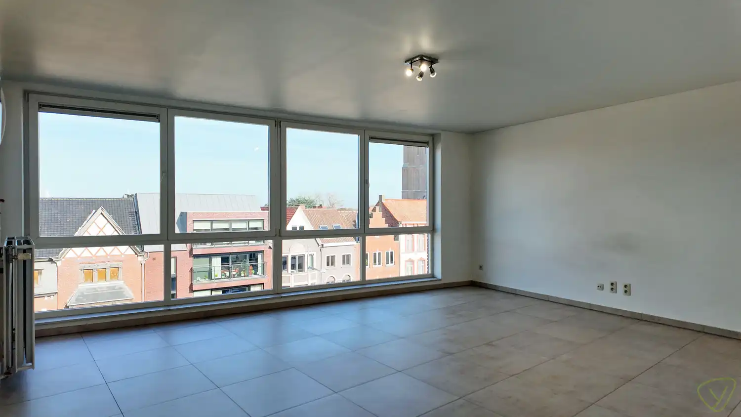 Lichtrijk appartement met panoramisch uitzicht op de Markt van Eeklo! foto 2