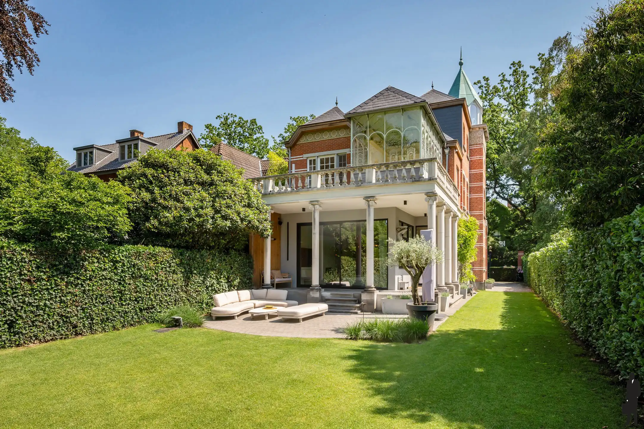 Statige karaktervilla met iconische toren en exclusief tuinpaviljoen foto 24
