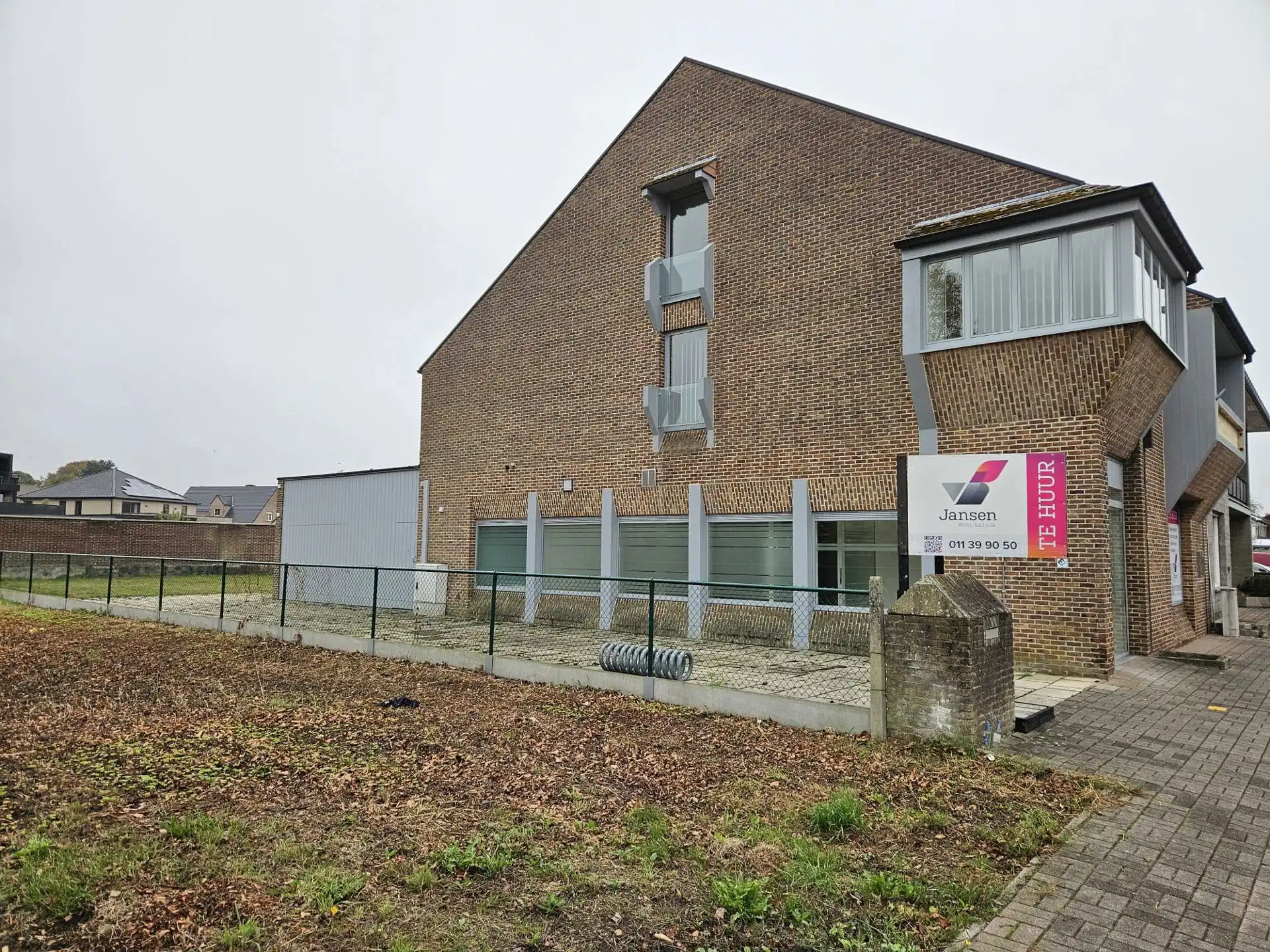 TE  HUUR in Meeuwen: kantoor/commerciële ruimte foto {{pictureIndex}}