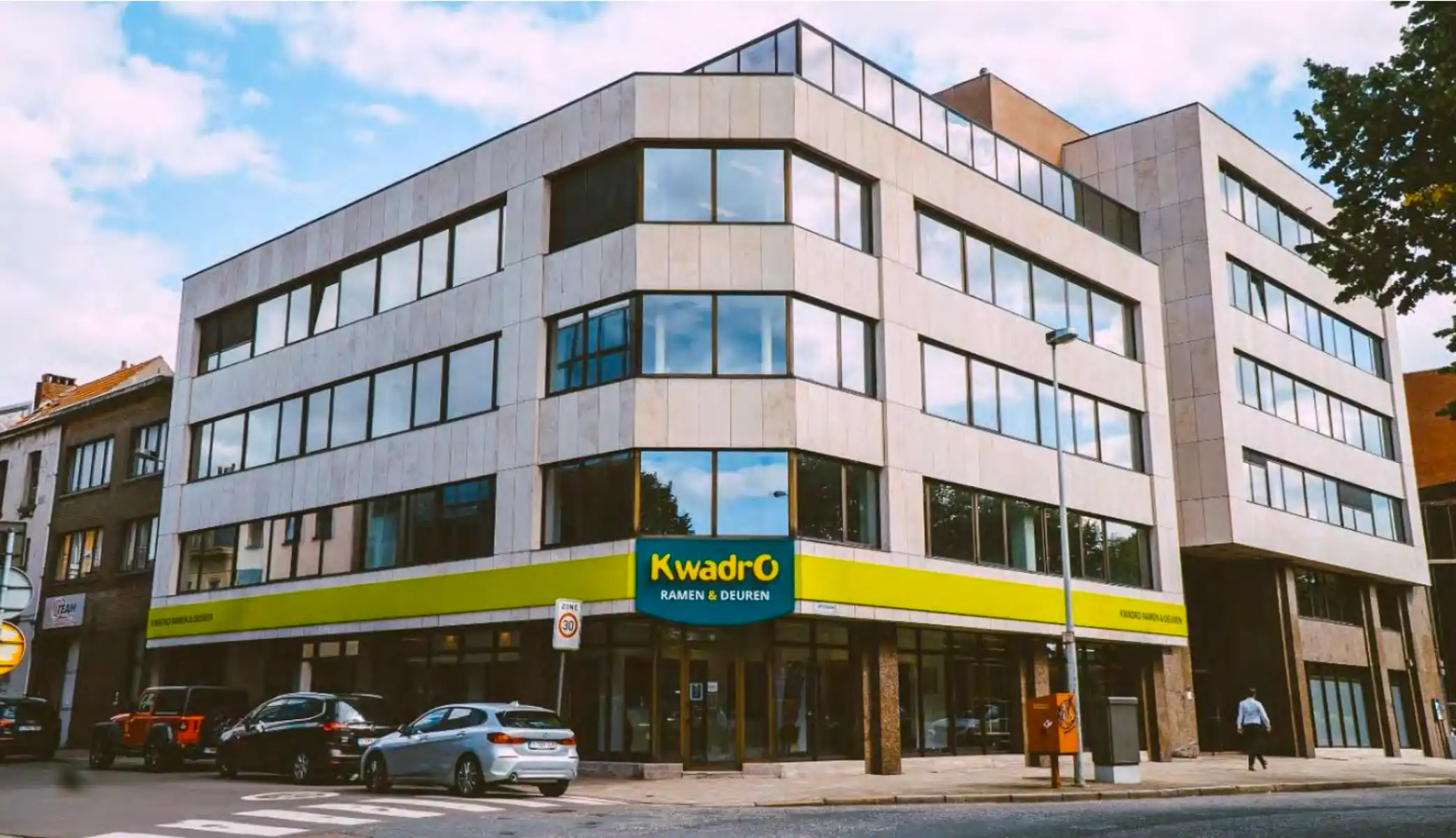 Instapklaar kantoor te Berchem  foto {{pictureIndex}}