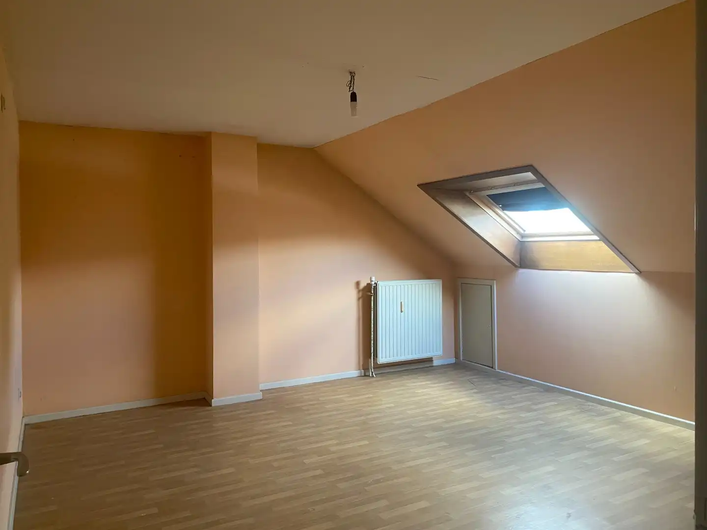 Handelshuis met uitzonderlijk veel ruimte voor kantoor, praktijk of commerciële activiteiten en een ruime bovenliggende woonst in Adegem-dorp foto 14