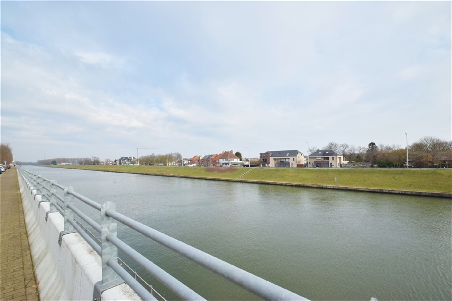 Op te frissen woning met stockagezolder aan de vaart. foto 13