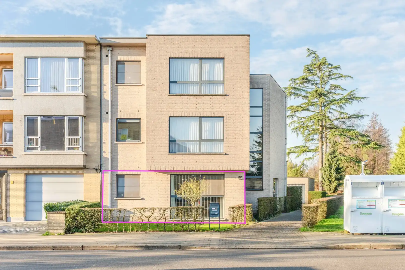 Ideaal gelegen gelijkvloers appartement met garage foto {{pictureIndex}}
