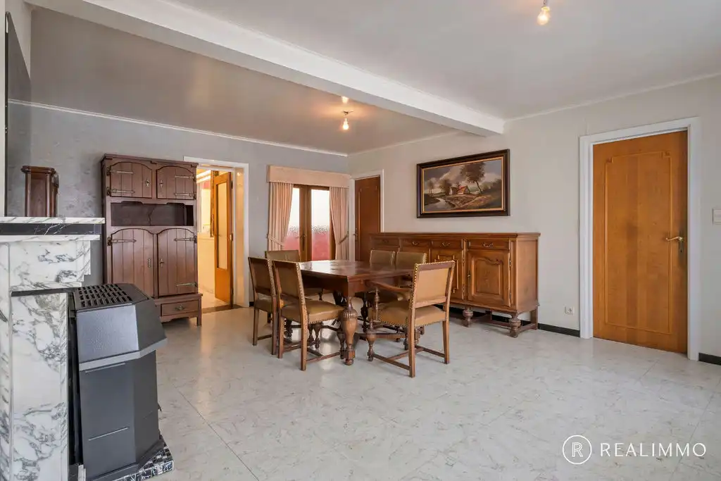 Stevige te renoveren woning in hartje Zwevegem! foto 6