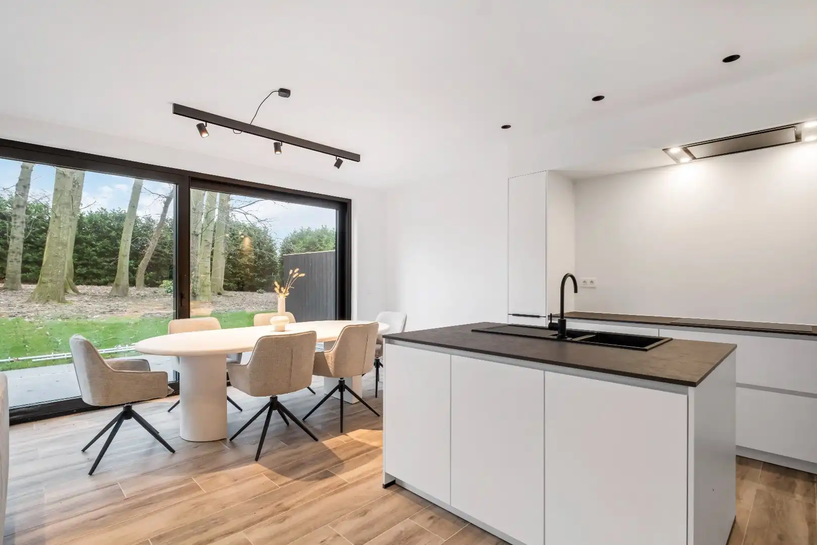 Halfopen woning in Scandinavische stijl met garage en tuin in Otegem foto 8