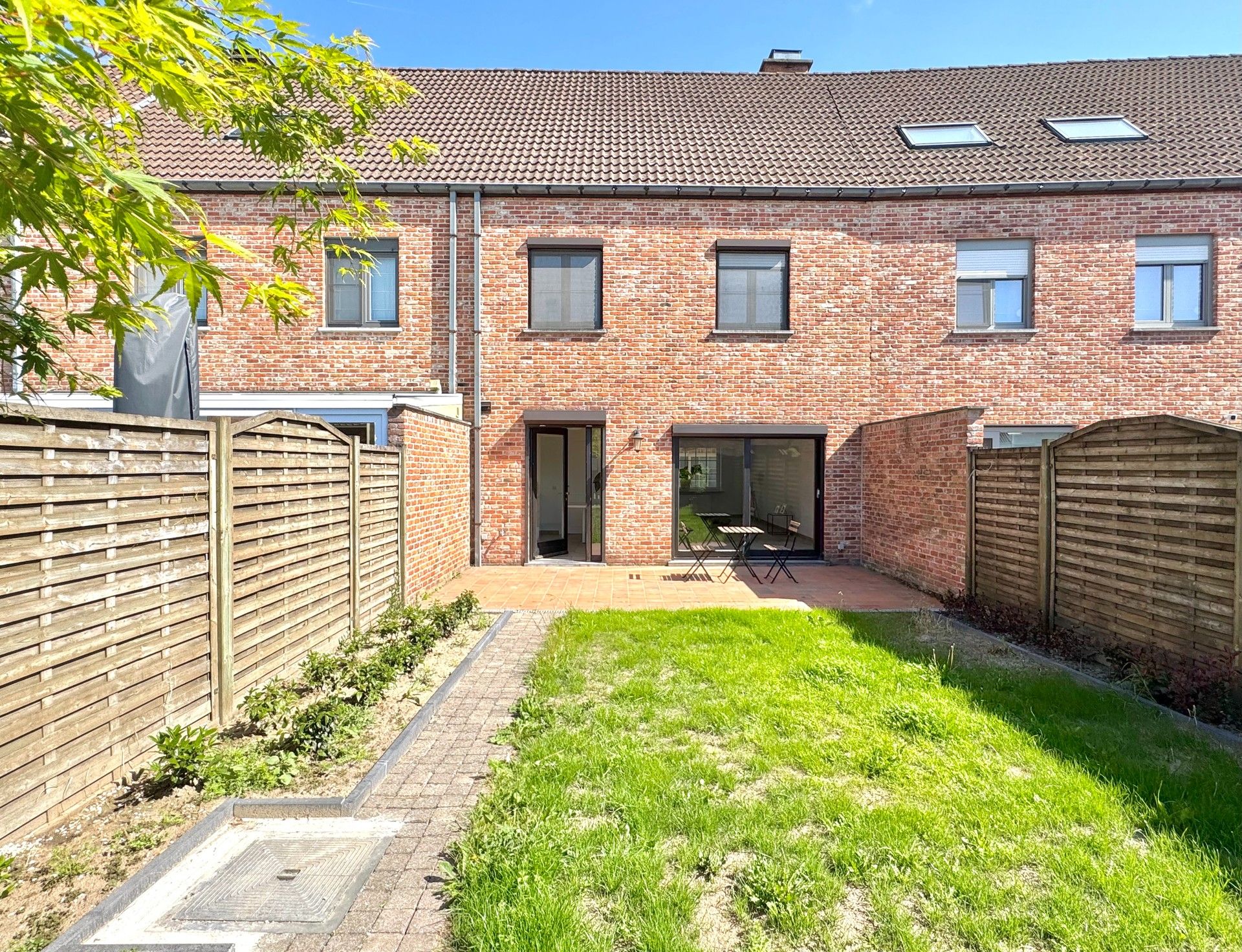 INSTAPKLARE WONING MET 3 SLPKS, TUIN & DUBBELE GARAGE foto {{pictureIndex}}