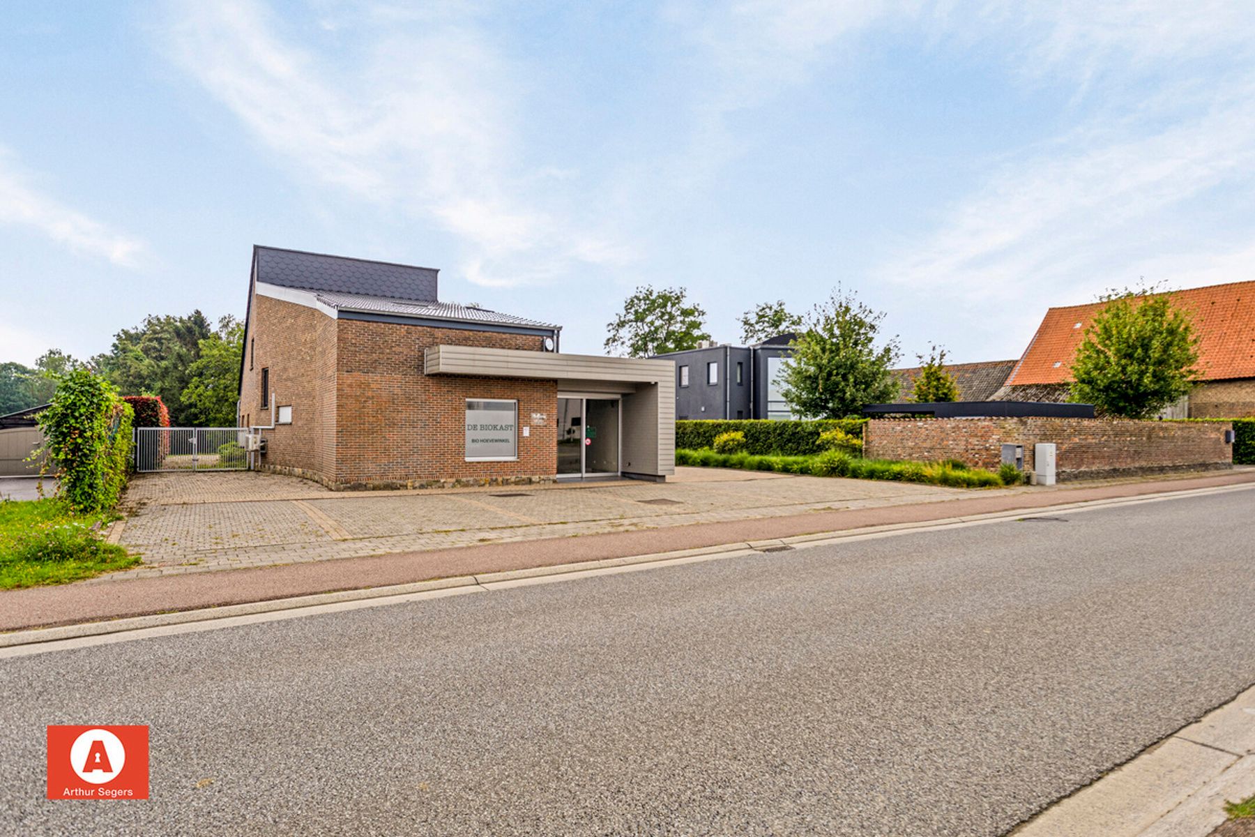 Ruime woning met magazijn, winkelruimte en fenomenale tuin foto 1