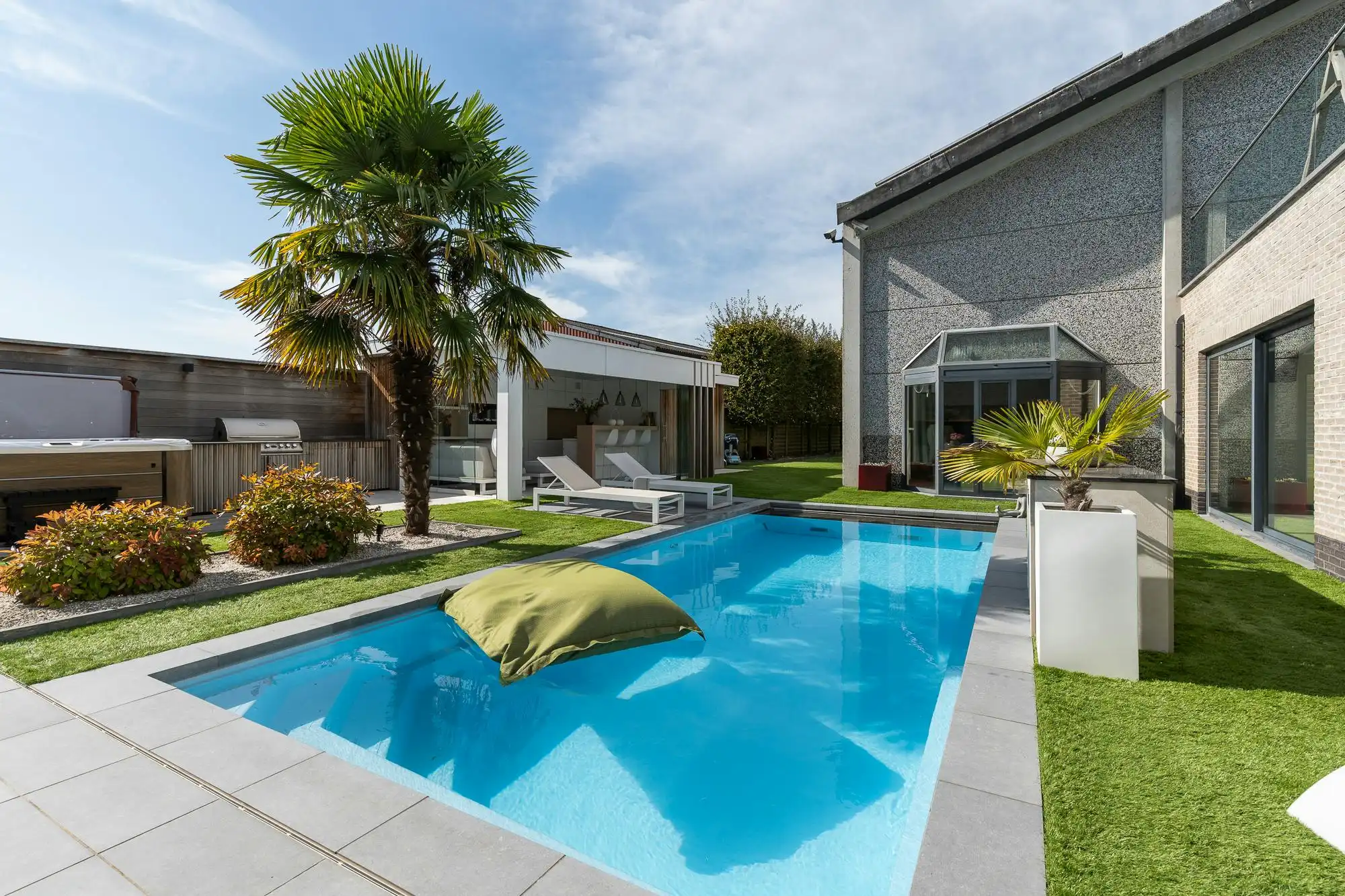 Luxe villa met exclusieve tuin en 600m2 magazijn in KMO-zone foto 38