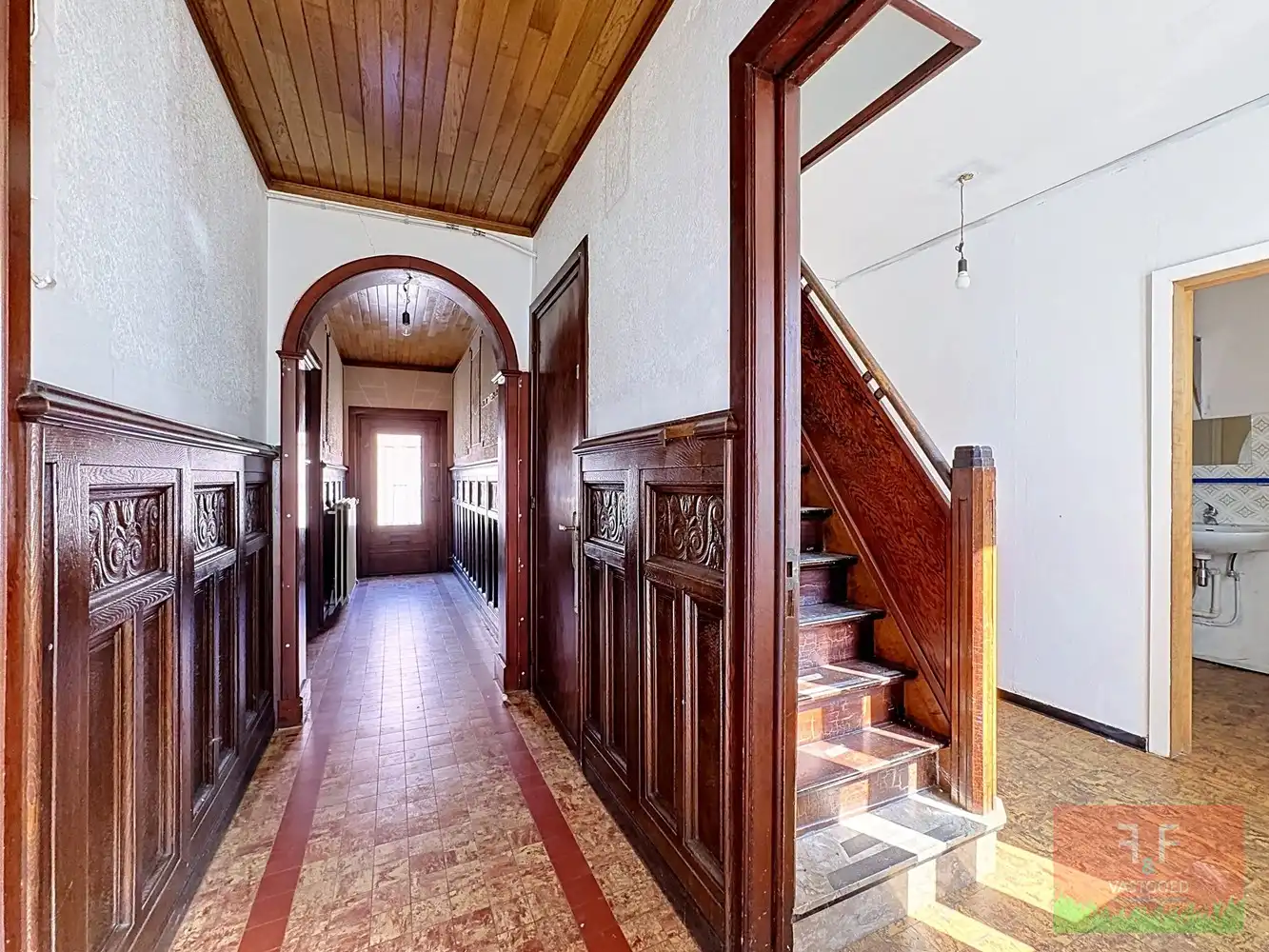 Open bebouwing met 6 slaapkamers, 3 badkamers, inpandige garage en ruime tuin foto 5