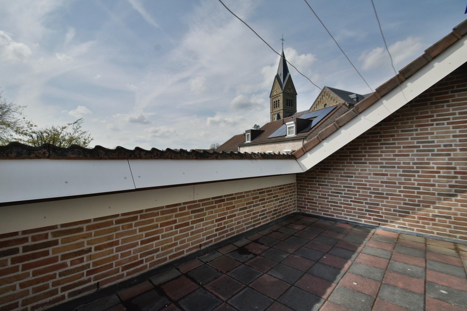 Halfvrijstaande ruime gezinswoning met 5 slaapkamers, zonnepanelen en zonnige stadstuin vlakbij Maastricht foto 20
