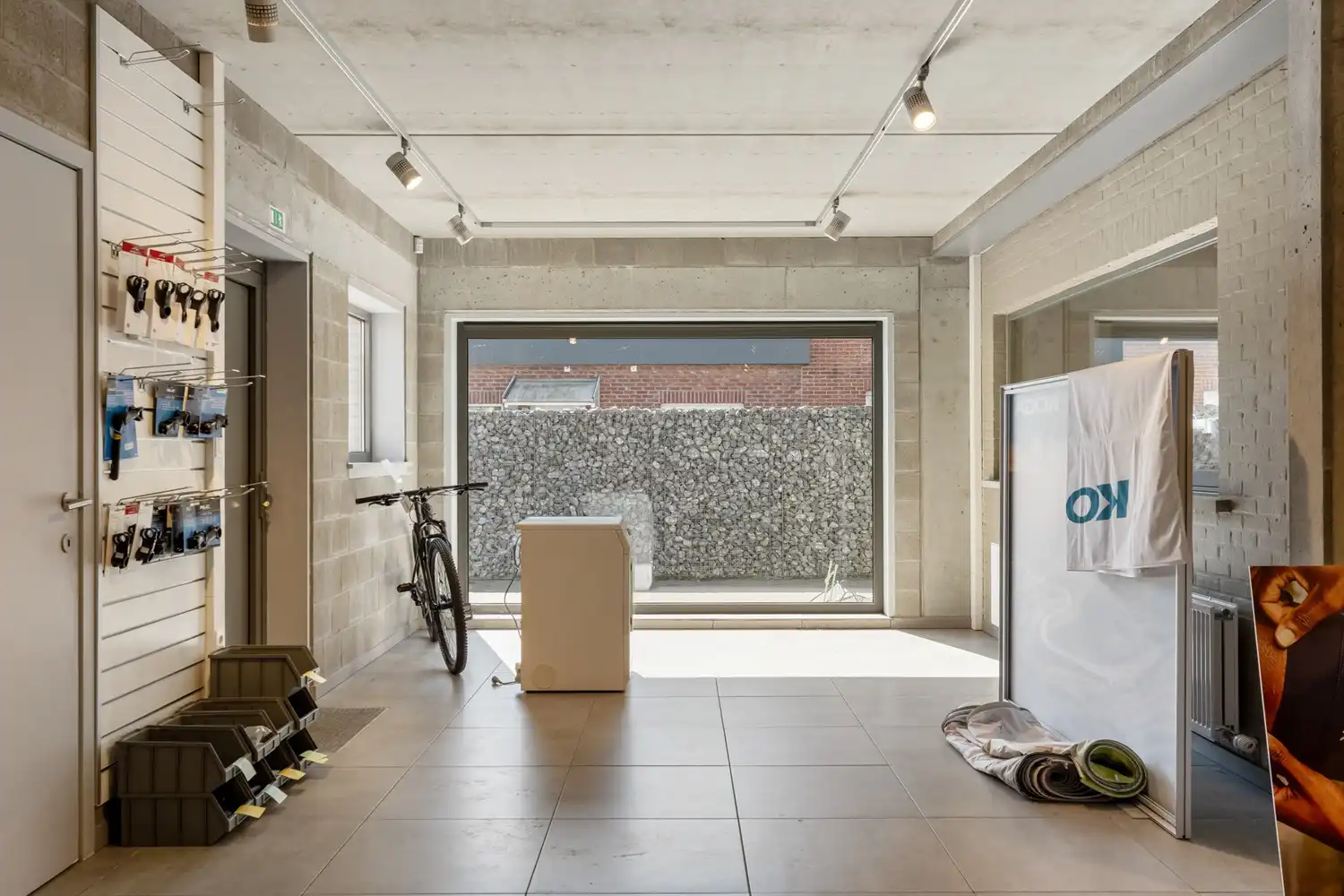 Commercieel pand met ruime handelsruimte, loods én drie-slaapkamer appartement van 160 m² in Wezemaal ! foto 9