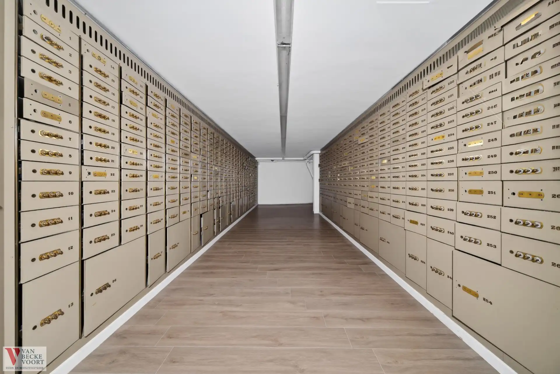 Handelsgelijkvloers 217m² + 6 autostandplaatsen foto 13