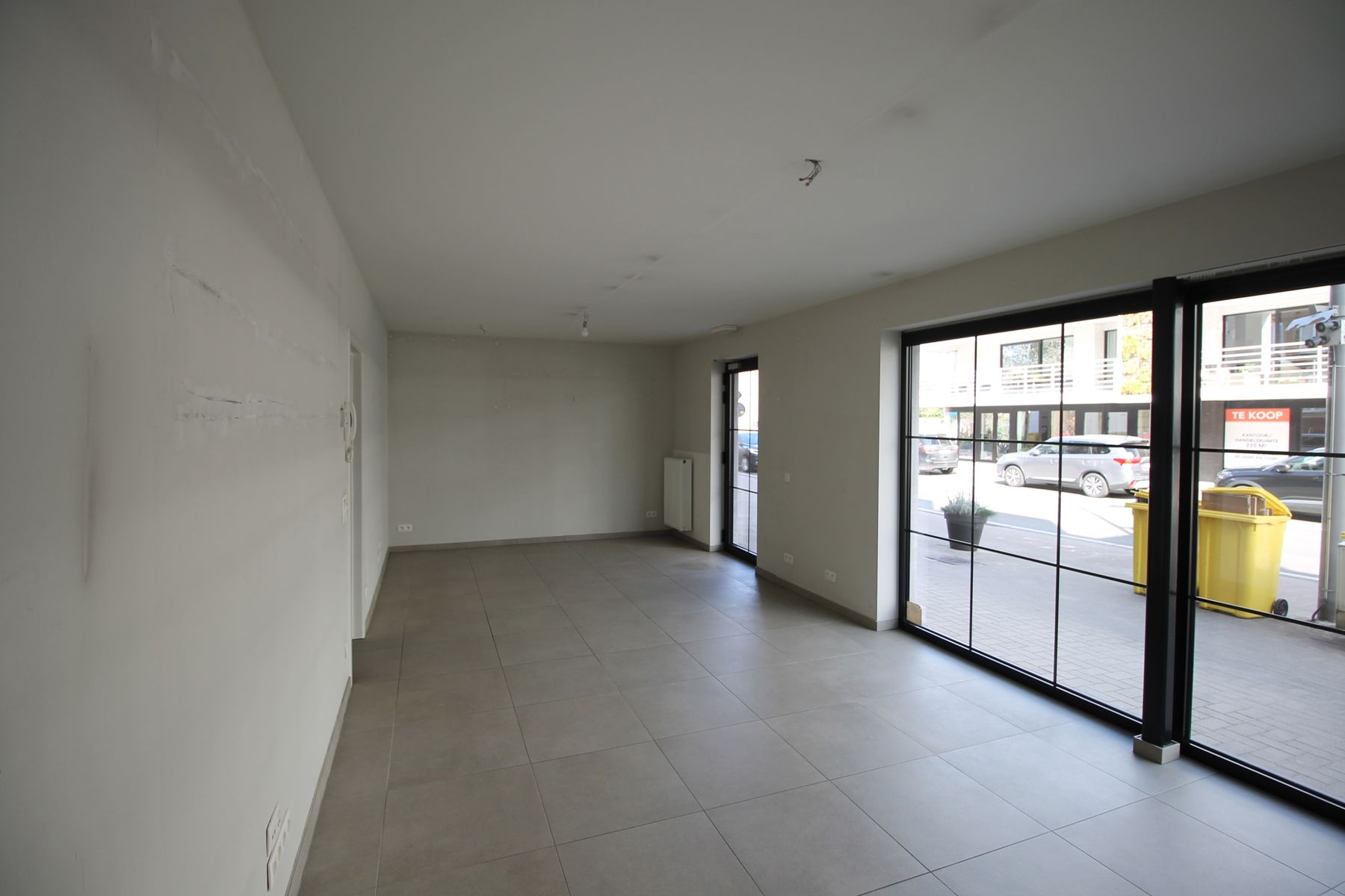 Gelijkvloers handelspand/kantoorruimte met 2 autostaanplaatsen in het centrum van Merksplas. foto 3