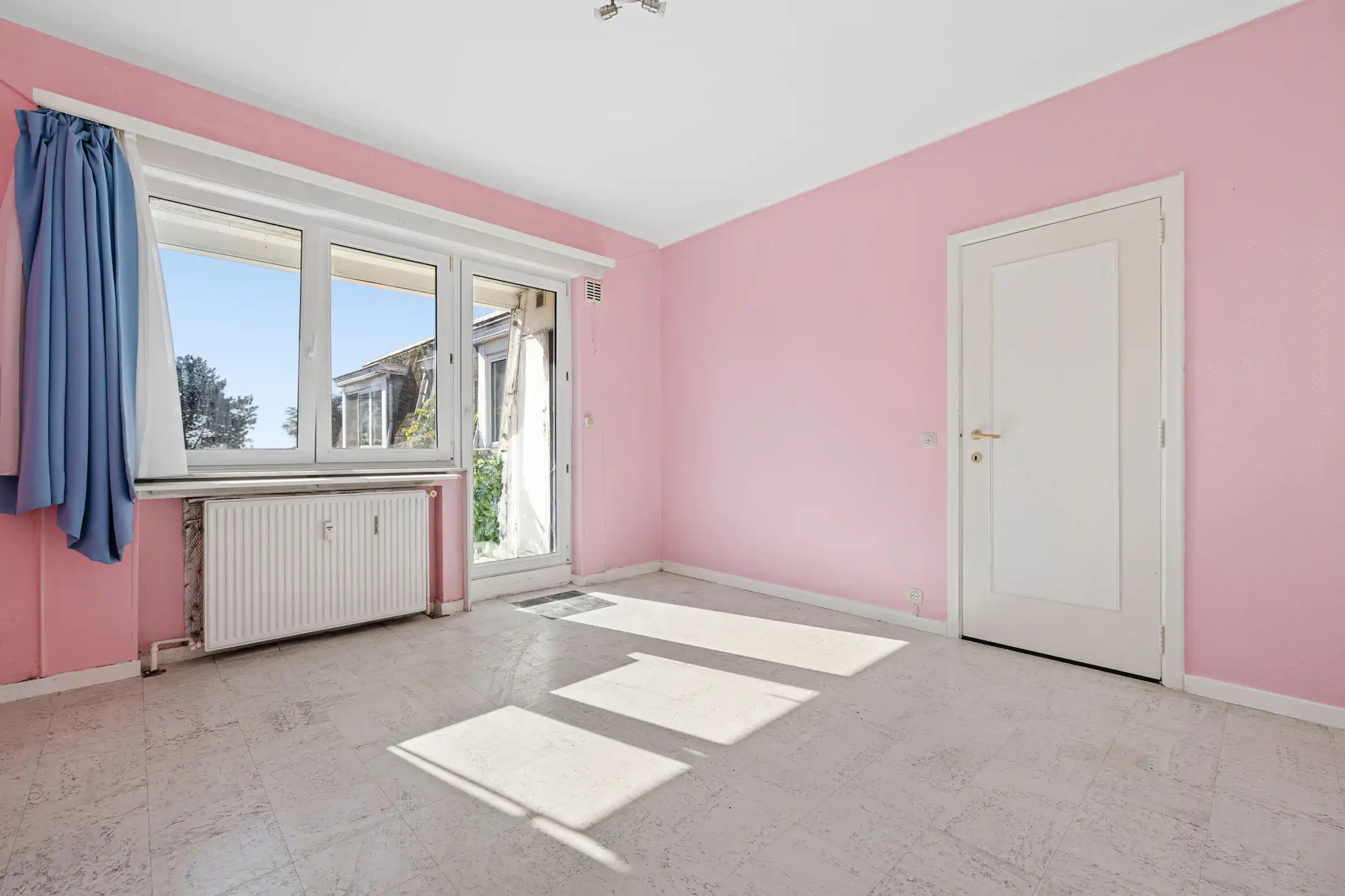 LAKEN : APT met 2 slaapkamers, terras en veel potentieel foto 9