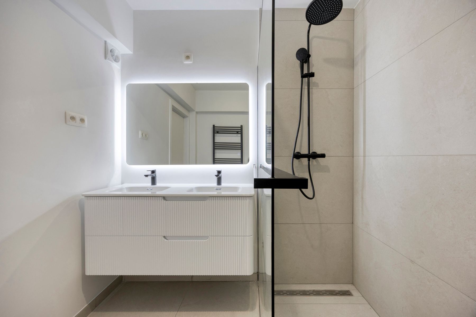 Luxueus gerenoveerd appartement met twee kamers en garage foto 10