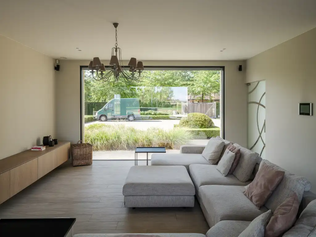 Imposante villa (BJ 2015) met onder meer een buitenzwembad en een sfeervol ingericht bijgebouw met sauna foto 7
