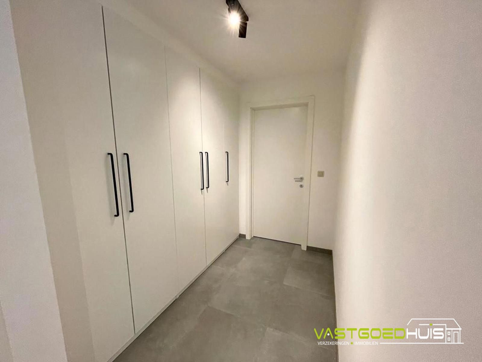 Appartement met 2 slaapkamers, terras en autostaanplaats! foto 4