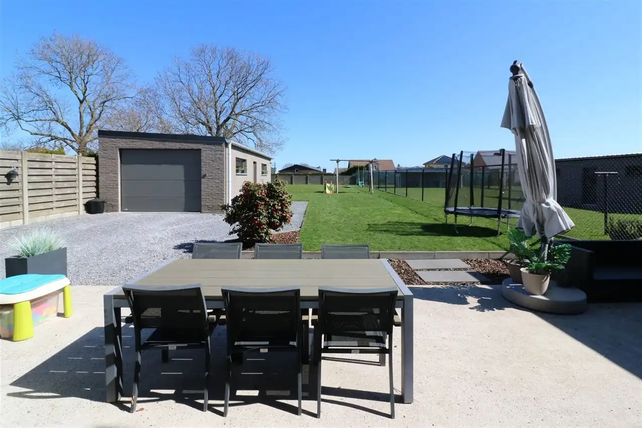 E28 | 2016/ Zonnepanelen | 3 slaapkamers | Grote tuin | Aparte garage | Nabij E314 en groen foto 15