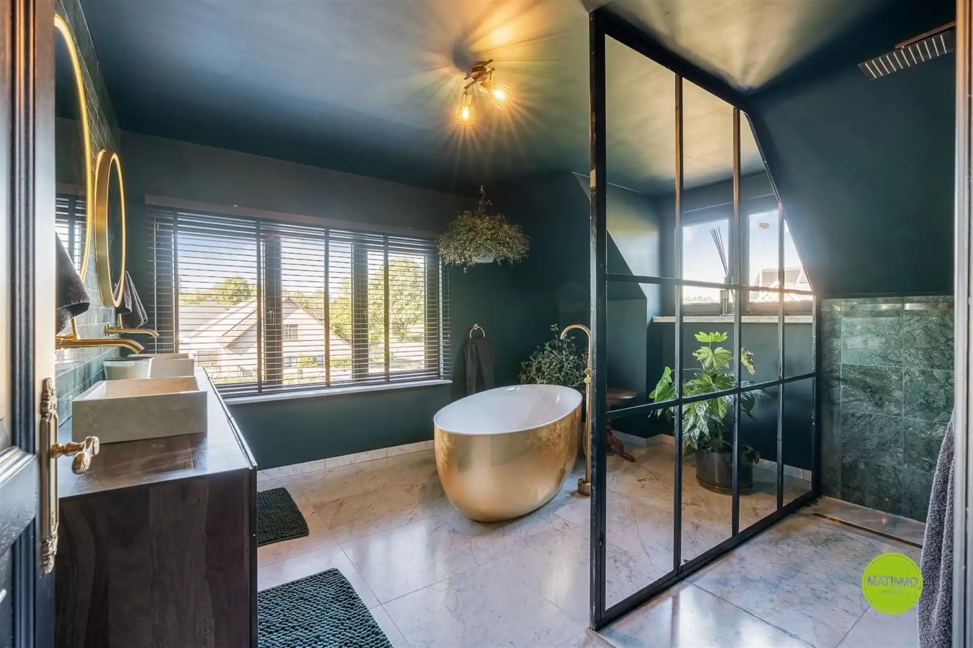 Luxueus gerenoveerde woning met groot stuk grond  foto 34