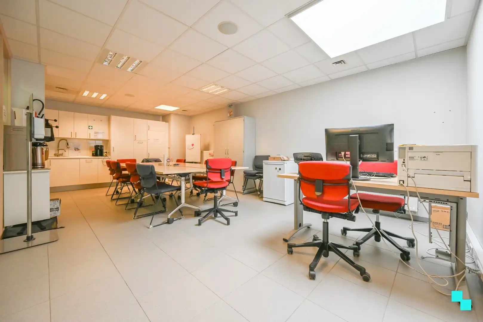 Deels ingerichte handelsruimte op toplocatie te Sint-Andries foto 18