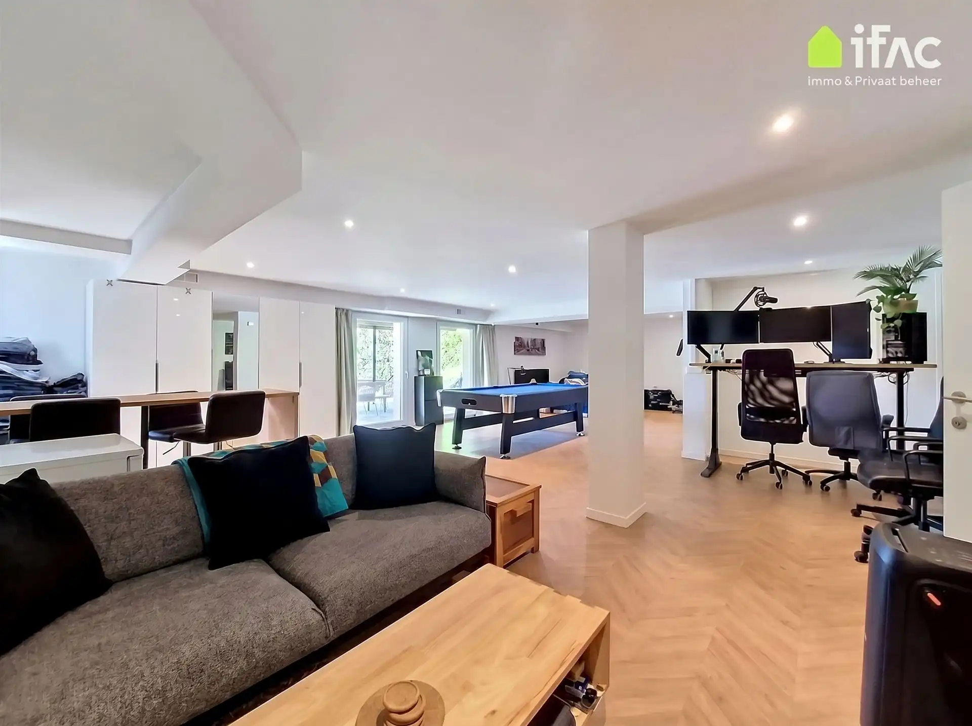 Unieke moderne split-levelvilla met zwembad op 17a83ca foto 37