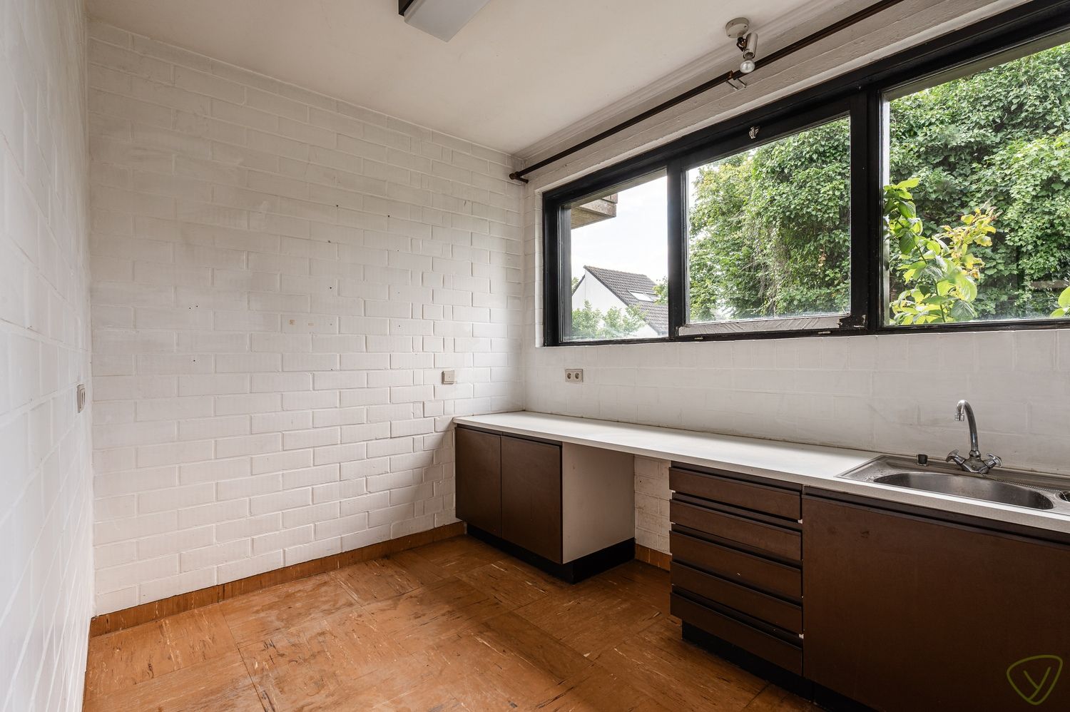 Modernistische parel uit 1978 met brutalistische charme en praktijkruimte op riant perceel in Lembeke foto 15