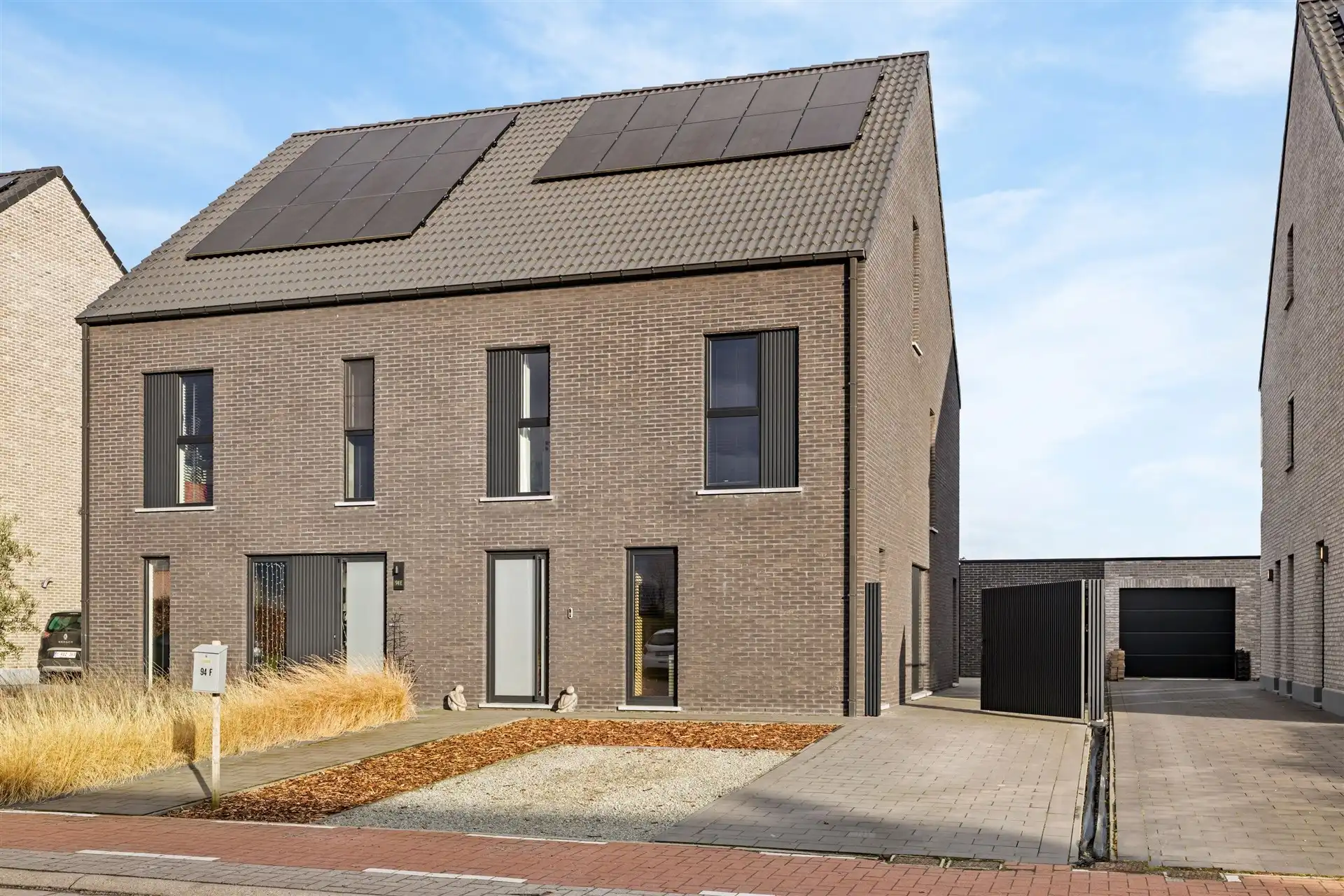 Recente gezinswoning met 5 slaapkamers en losstaande garage op een mooi perceel van 465m² foto {{pictureIndex}}