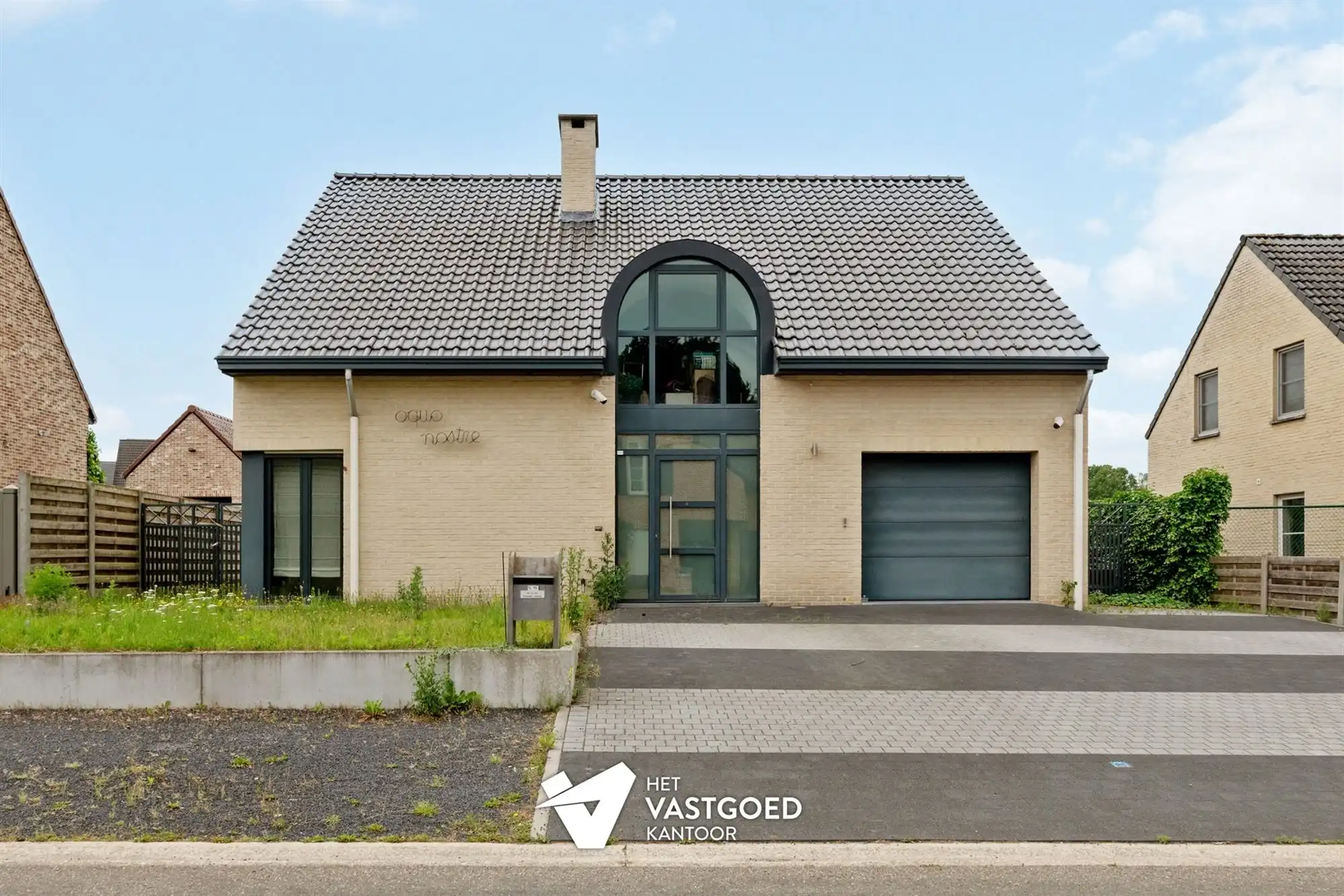 RUIME WONING MET 3 SLAAPKAMERS UITERST RUSTIG GELEGEN OP EEN PERCEEL VAN 10 ARE TE PAAL foto {{pictureIndex}}