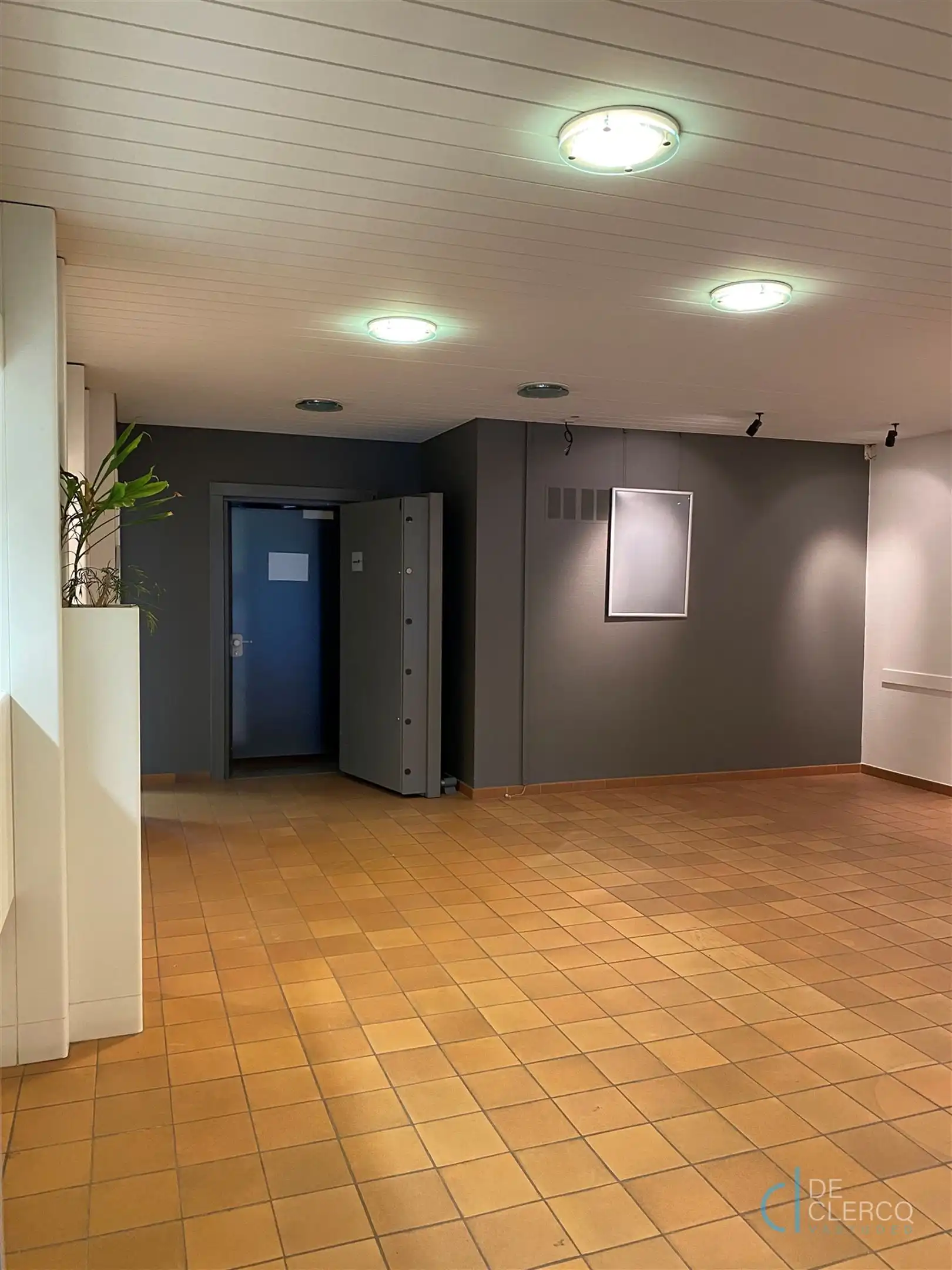 Ruim kantoor met parkeerplaats te huur centrum Lochristi!  foto 3