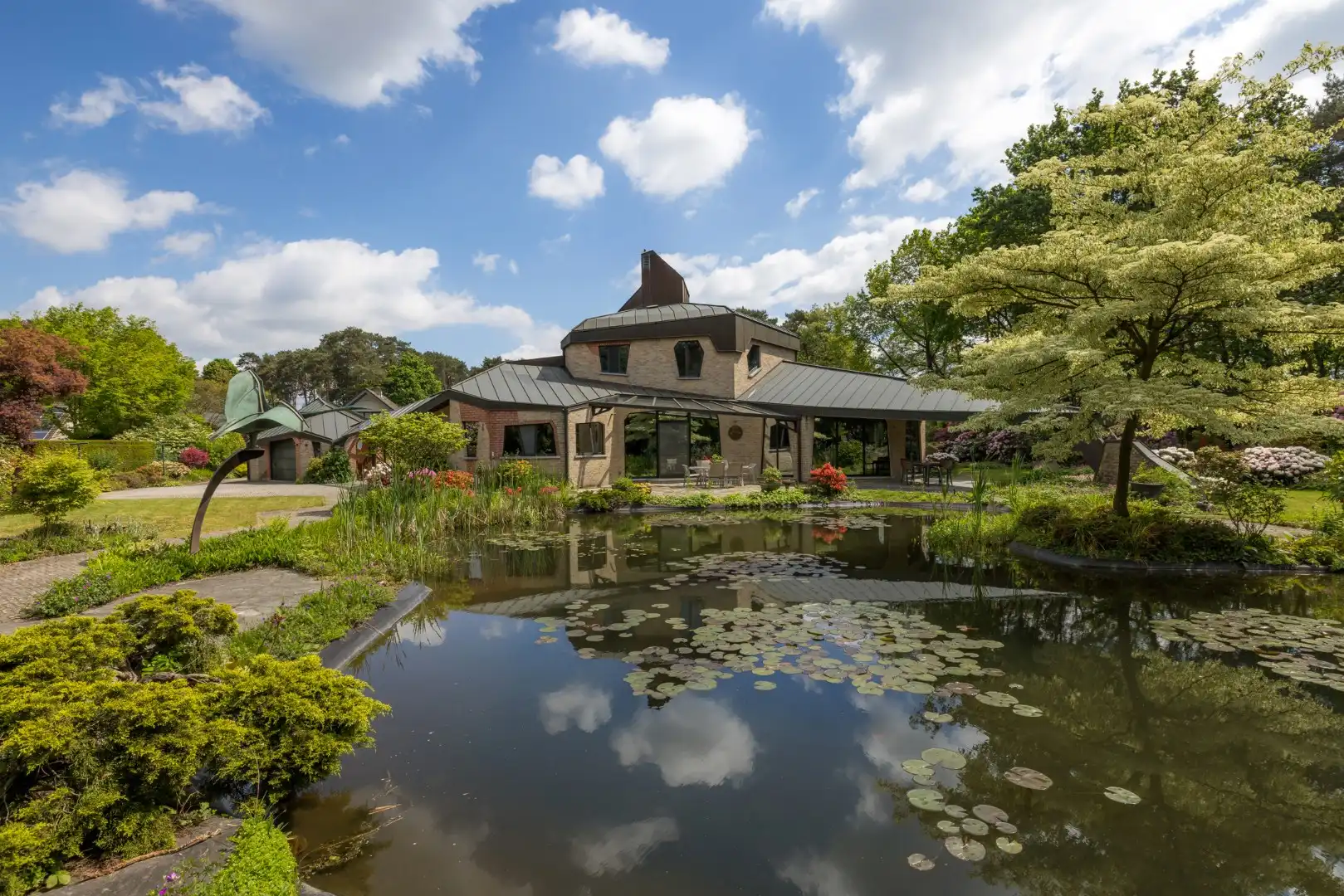 Een uitzonderlijke villa waar architectuur, natuur en kunst in perfecte harmonie samenkomen foto {{pictureIndex}}