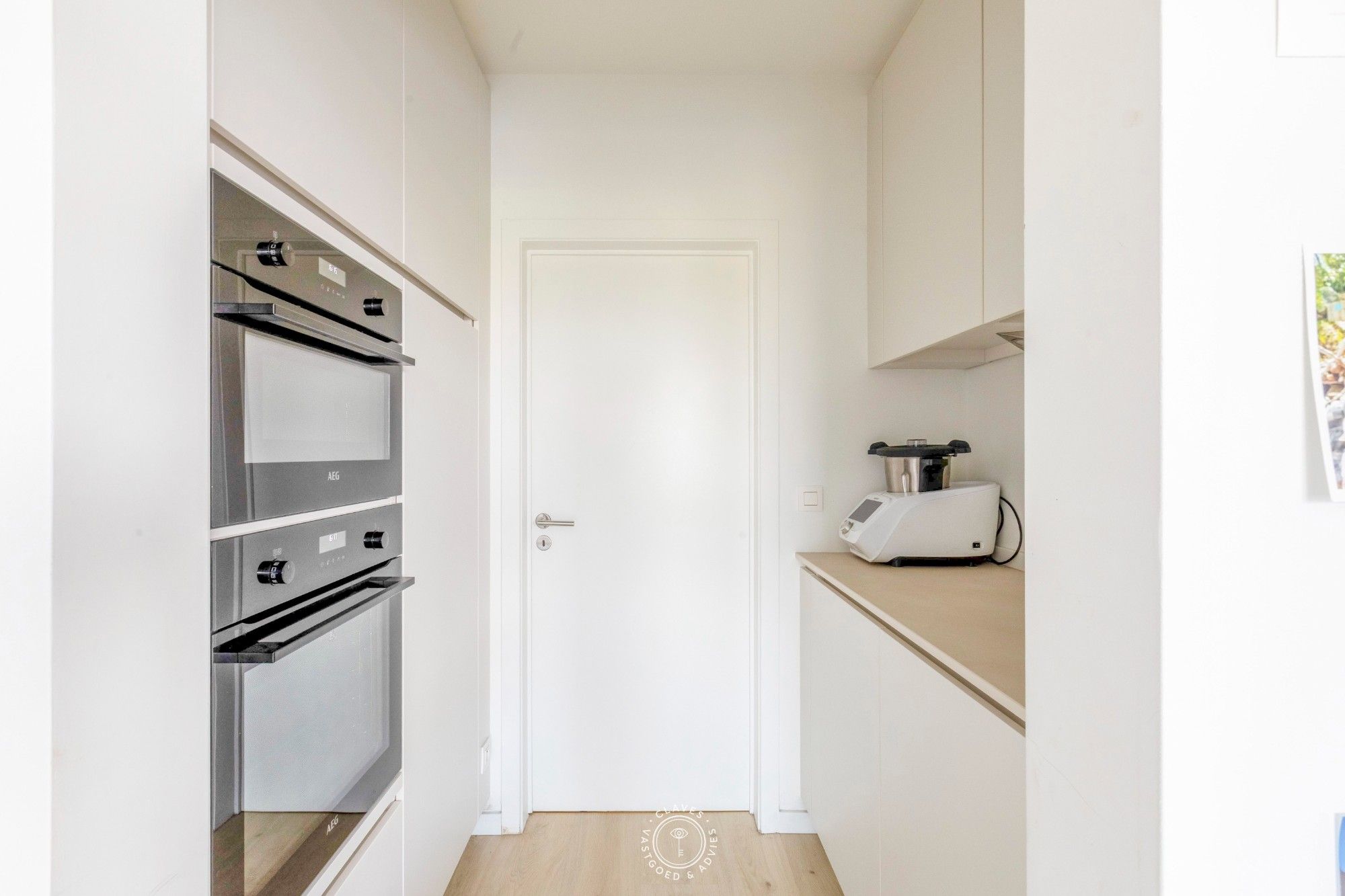 Instapklaar genieten in een moderne woning met tuin en zwembad foto 10