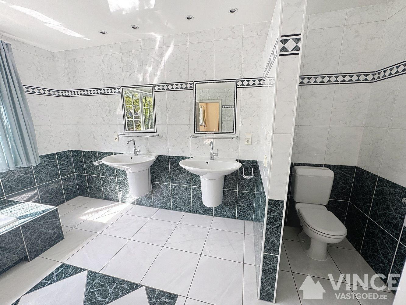 Prachtige villa in een rustige straat, omringd door groen foto 22