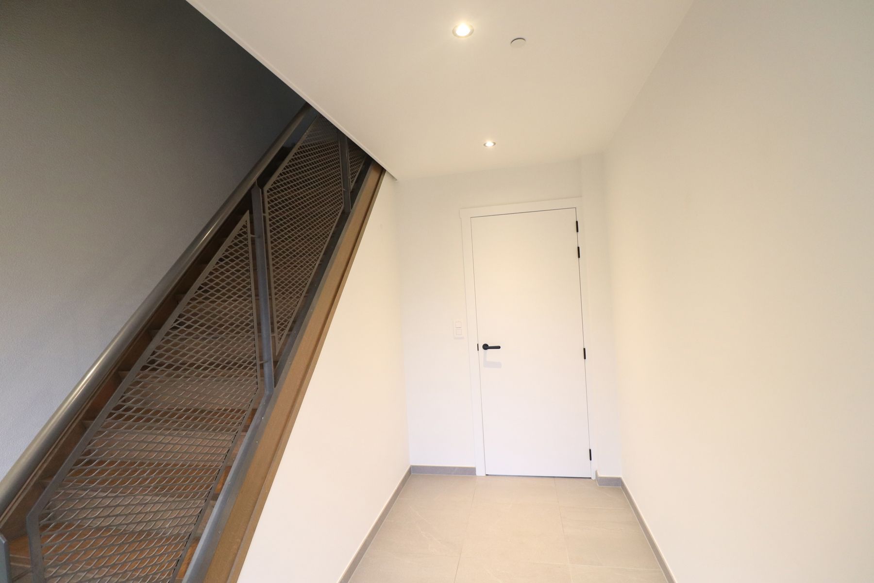 Een recent gerenoveerde woning met 3 slaapkamers, terras en garage. foto 2