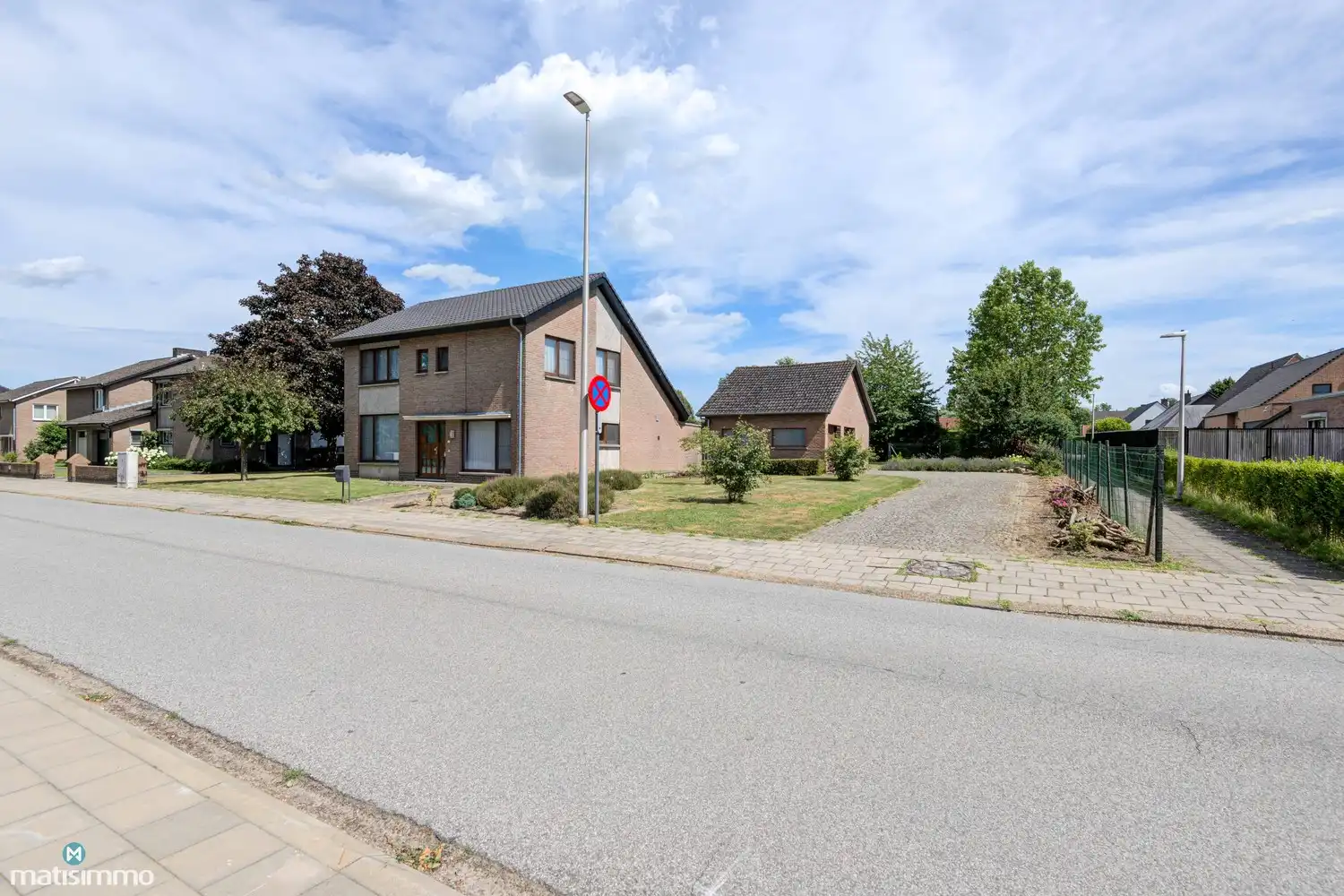 RUIME GEZINSWONING MET VIER SLAAPKAMERS, DUBBELE GARAGE EN RUIME TUIN NABIJ HET CENTRUM VAN HASSELT foto 2