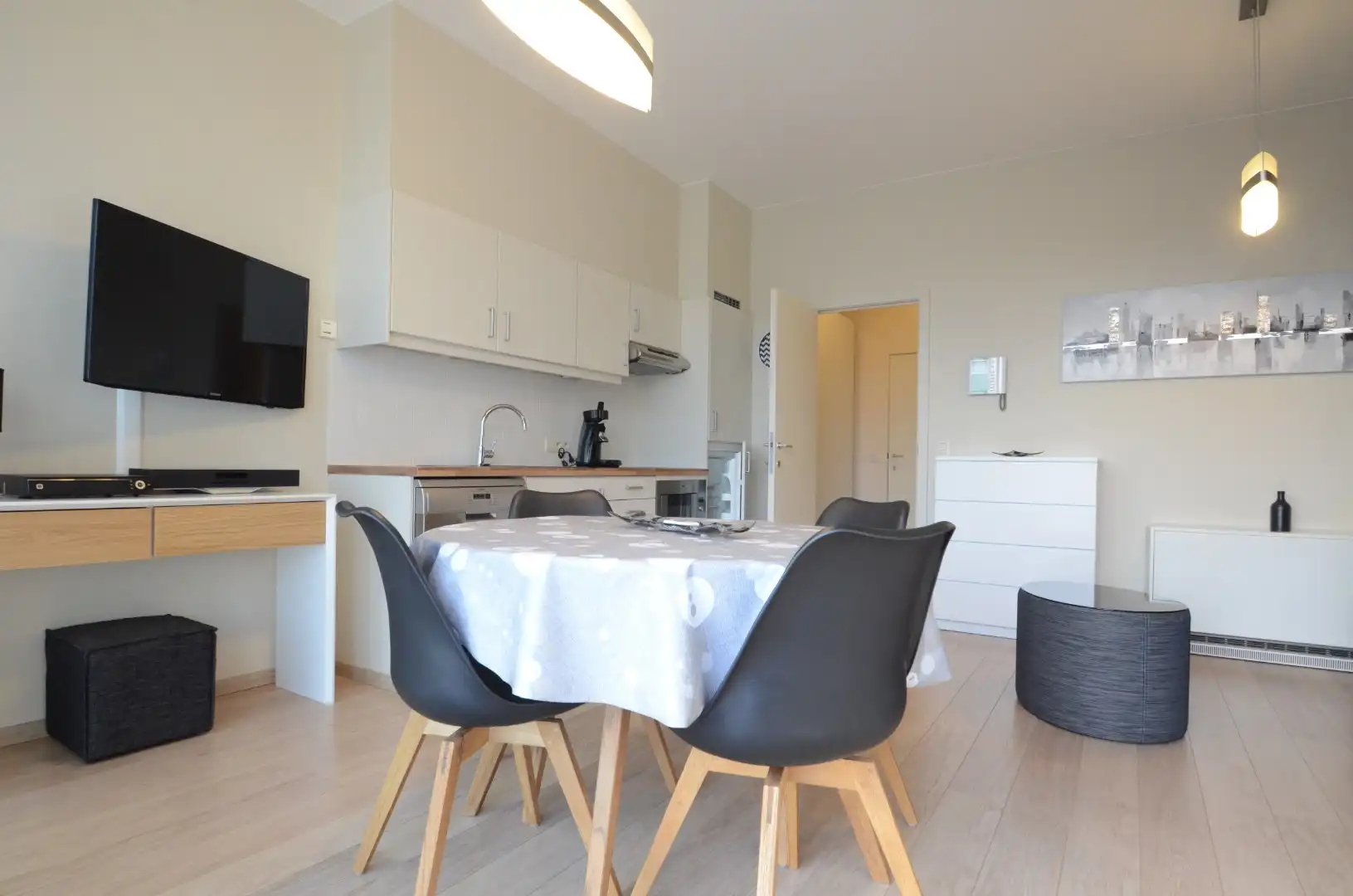 Studio met dressing en zicht op de jachthaven. foto 5