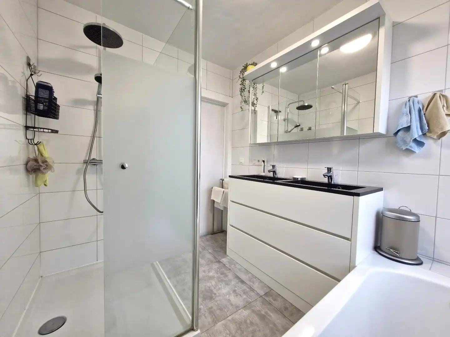 Knap gerenoveerde woning met uitzonderlijk lichtinval in het hartje van Heist foto 20