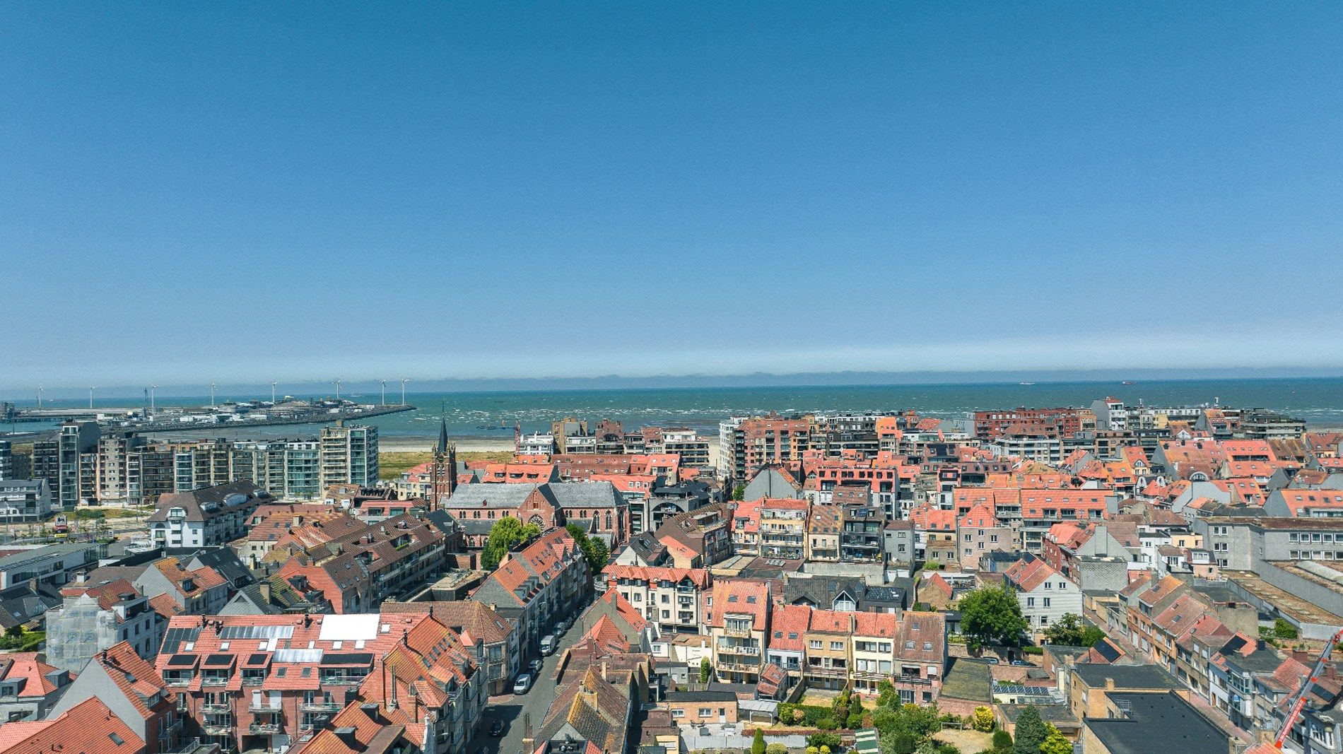 HOOST is een iconische toren met een expressief gevelontwerp op enkele honderden meters van de zee. foto 3