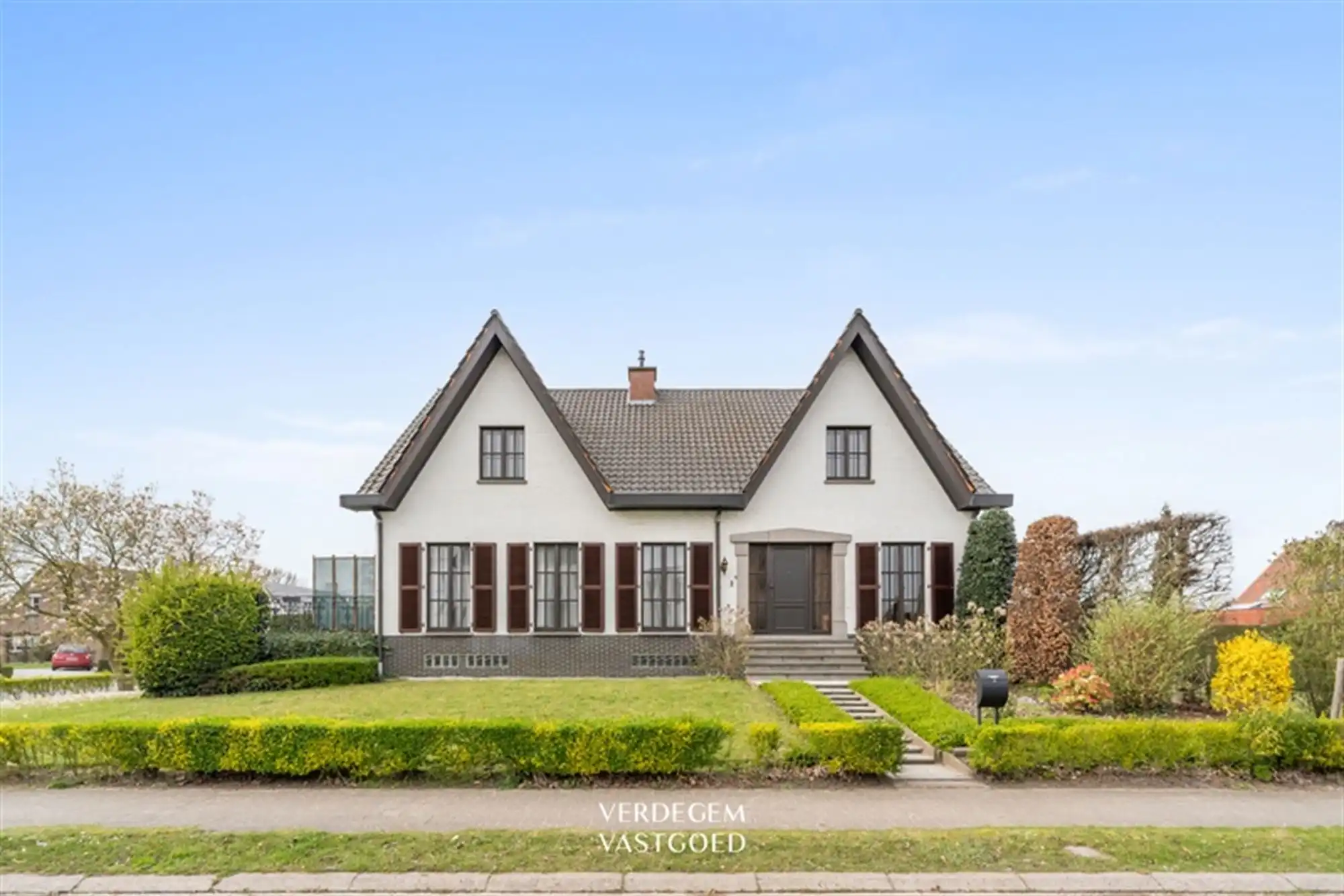 Hoofdfoto van de publicatie: Tijdloze villa met 5+ slaapkamers en tuin, volledig onderkelderd