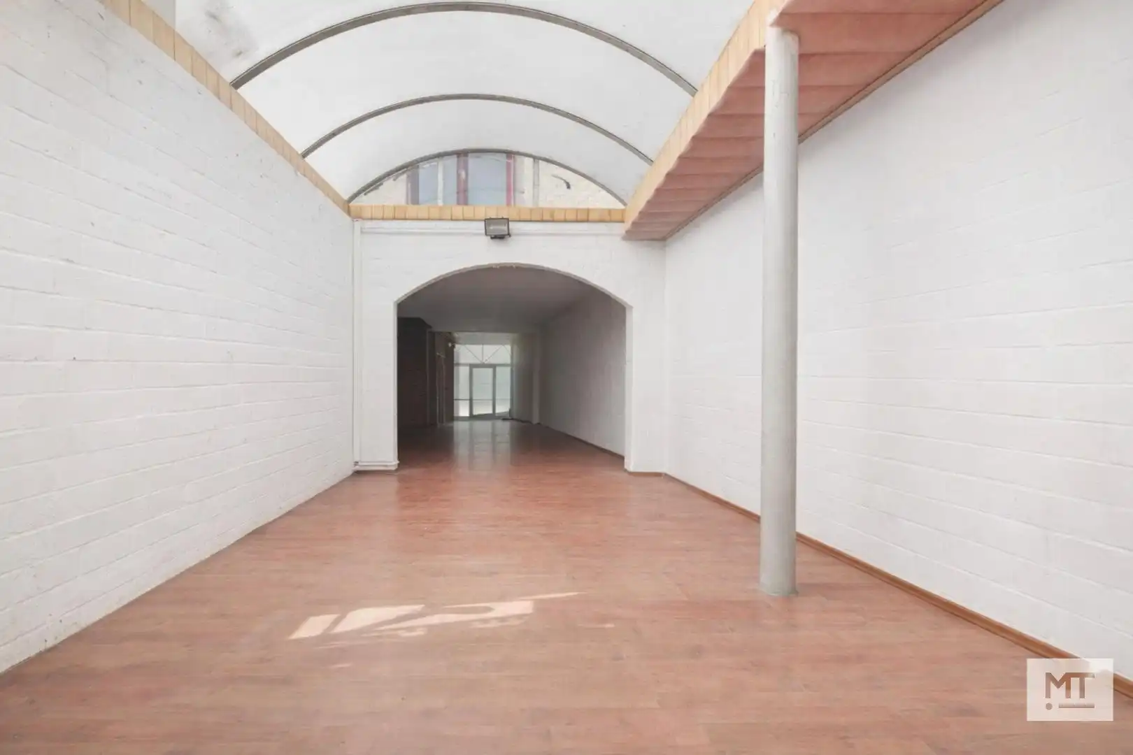 Bijzonder ruime woning met opslagruimte, dubbele garage en uitweg in centrum Langemark foto 17