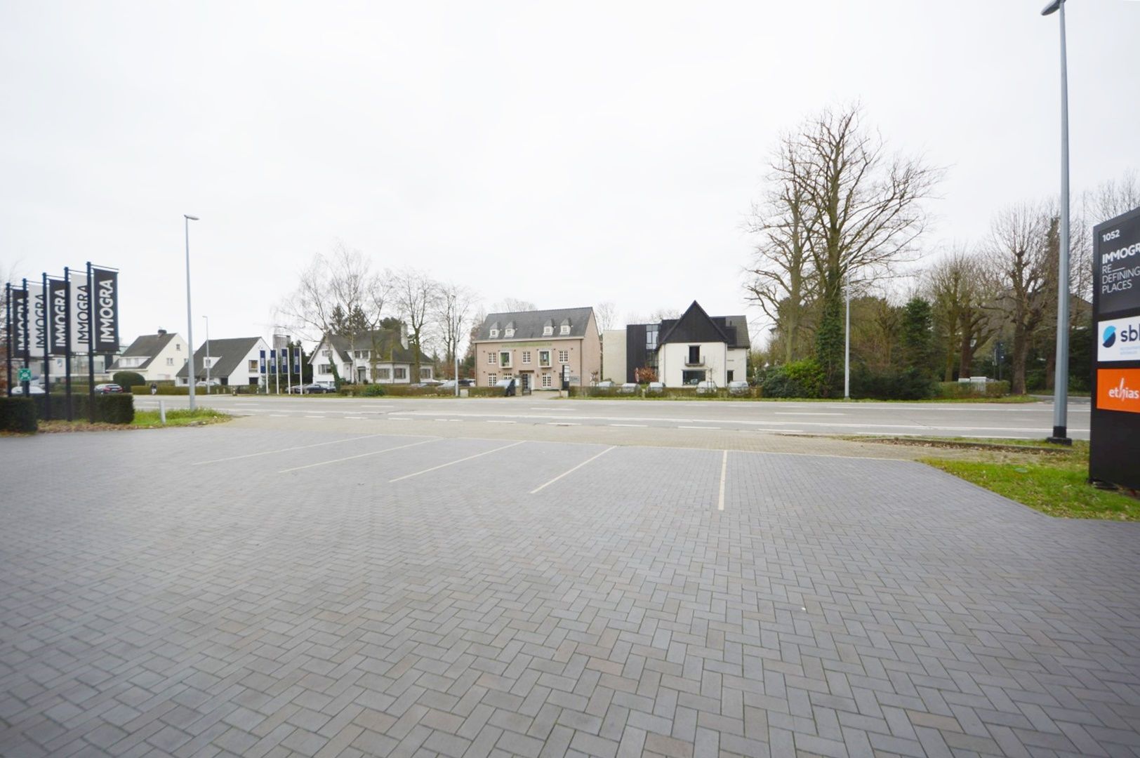 HANDELSGELIJKVLOERS 1.000 M2 KORTRIJKSESTEENWEG MET MEGA PARKING foto 7