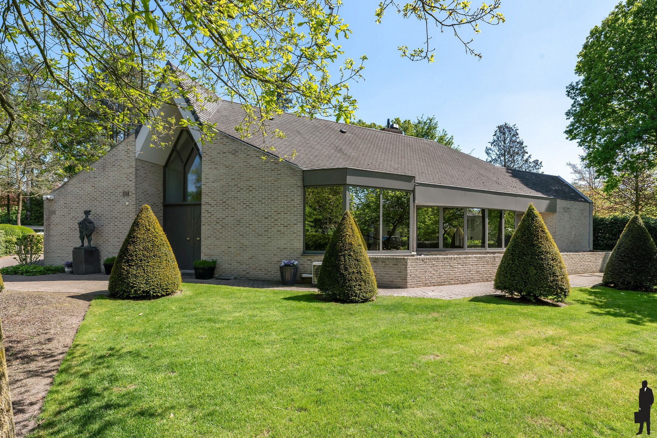 Residentiële villa op hoekperceel van ca. 2.452m² foto 2