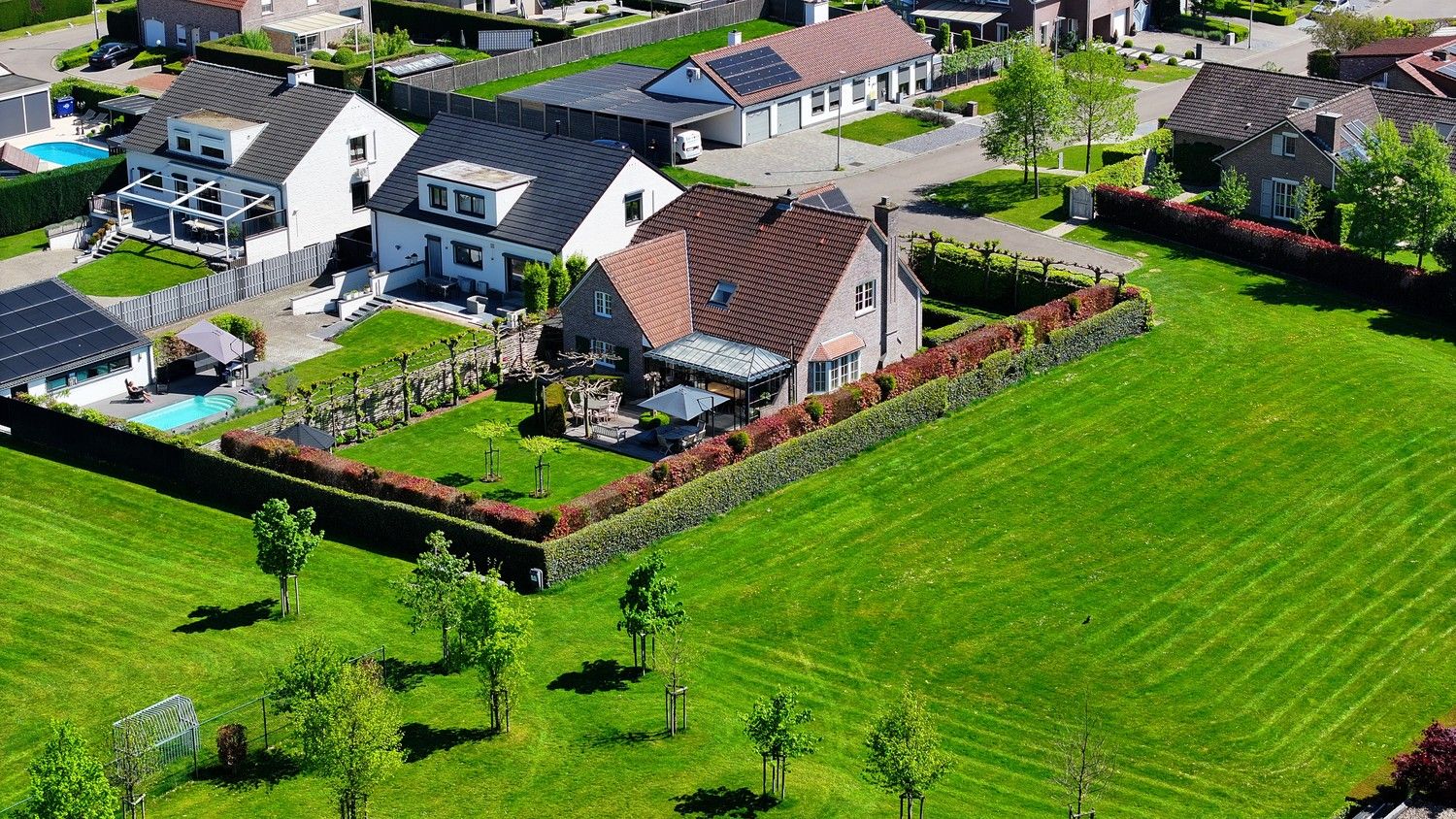 Sfeervolle, royale woning met zonnepanelen, rustige gelegen in geliefde woonomgeving te Lanaken foto 4