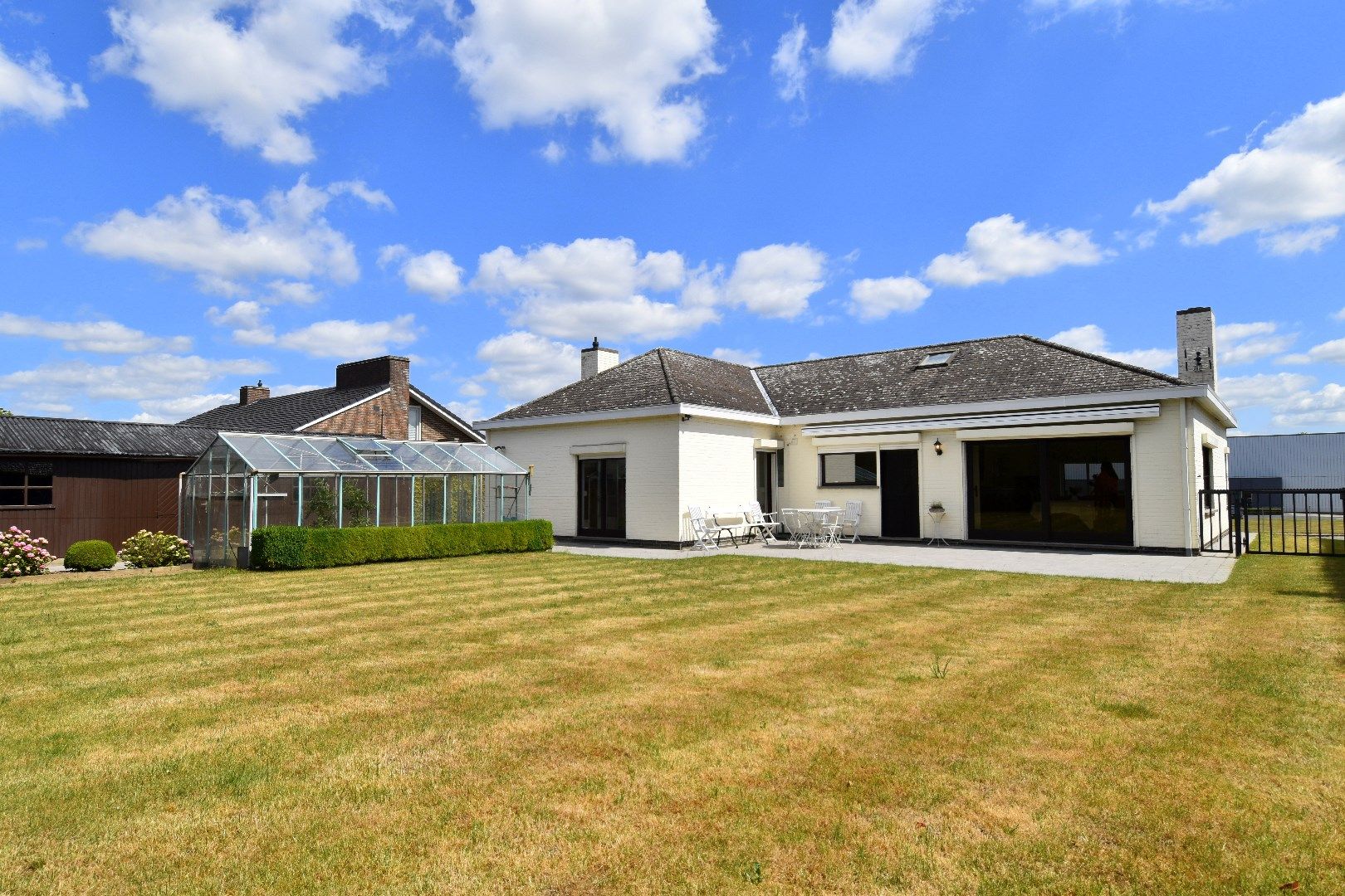 Instapklare bungalow met prachtige tuin en dubbele garage te koop in Bellegem foto 11