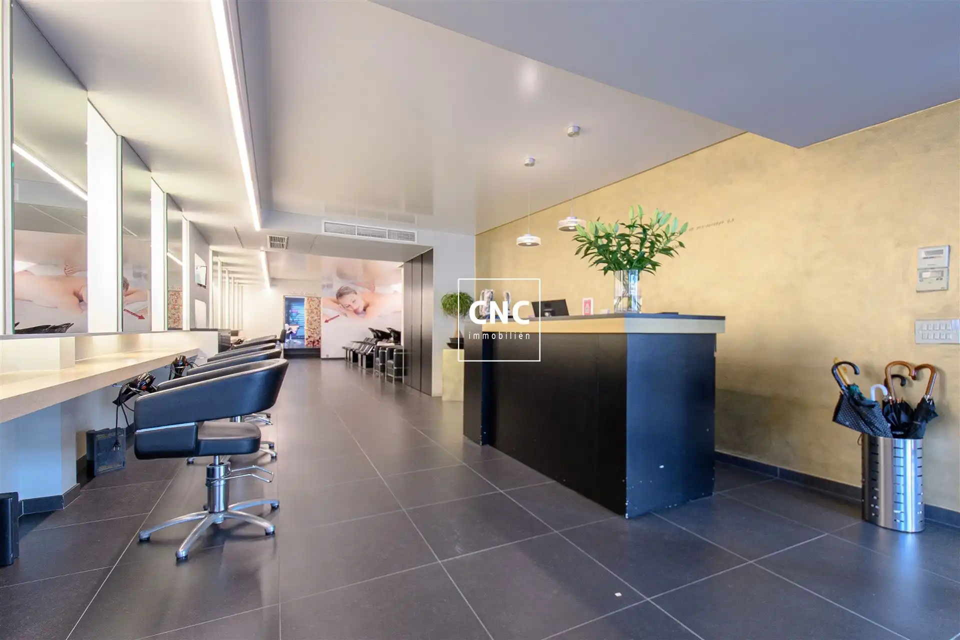 Exclusieve Commerciële Ruimte te Huur op Toplocatie in de Lippenslaan foto 3