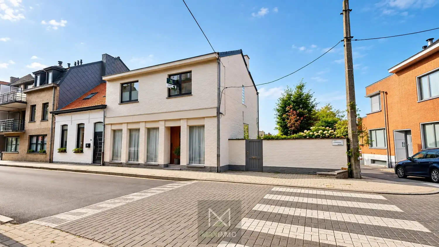 Hoofdfoto van de publicatie: Ruime hoekwoning te koop in Lauwe met 5 slaapkamers, tuin en tot 3 garages