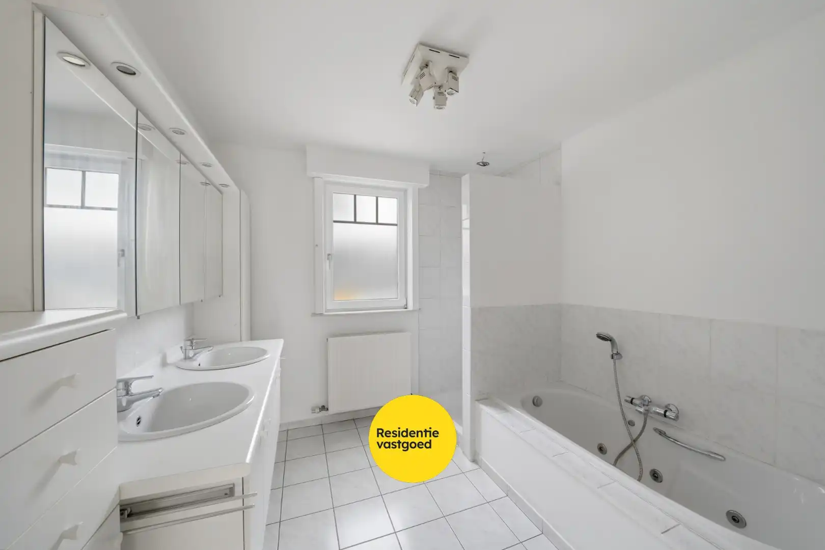 Karaktervolle instapklare hoekwoning met inpandige garage en zonnige stadstuin foto 13