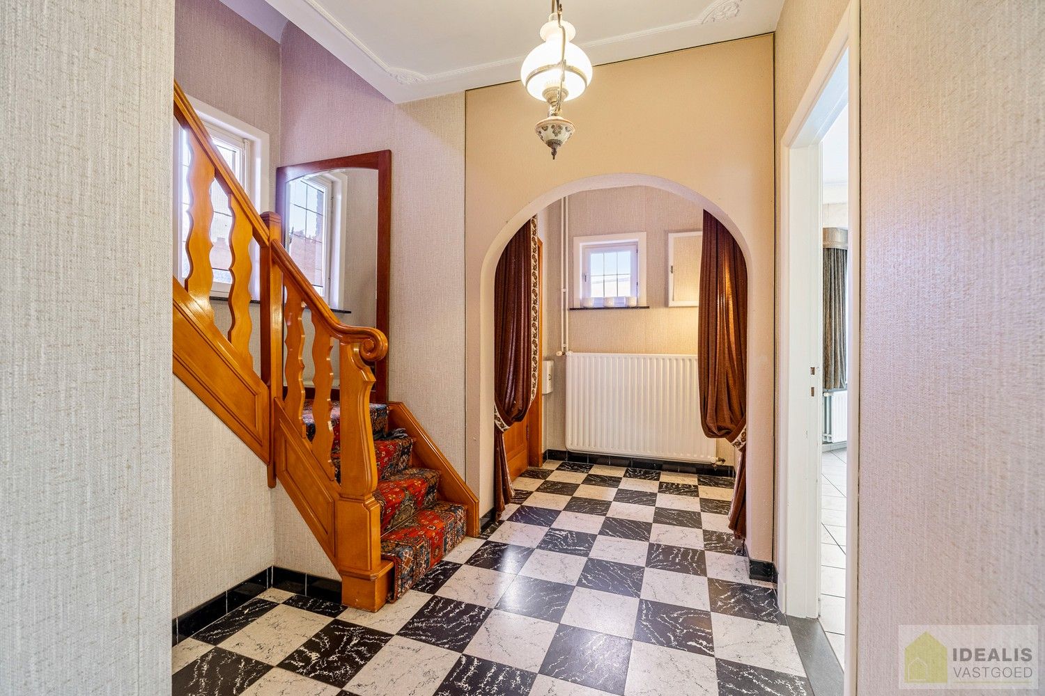 IDEALIS VASTGOED - Aangename karakterwoning op fijne locatie te Pelt. Deze woning omvat maar liefst +-143m² netto bewoonbare oppervlakte op een perceel van 4a 53ca met een ruime woonkamer, maar liefst 3 slaapkamers, badkamer, wasplaats, veranda en garage vlakbij de dorpskern van Boseind! Uiterst geschikt voor kandidaten op zoek naar een betaalbare woning op te frissen naar eigen wens. foto 8