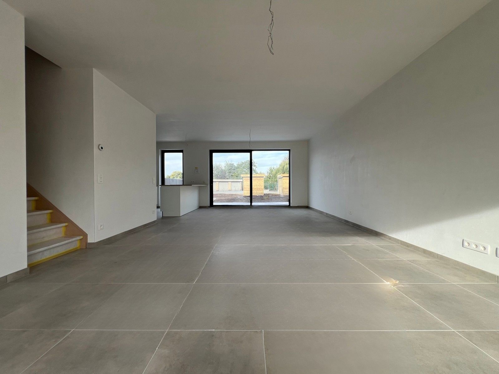 Te huur - Nieuwbouwwoning met  zonnige tuin en carport foto 2